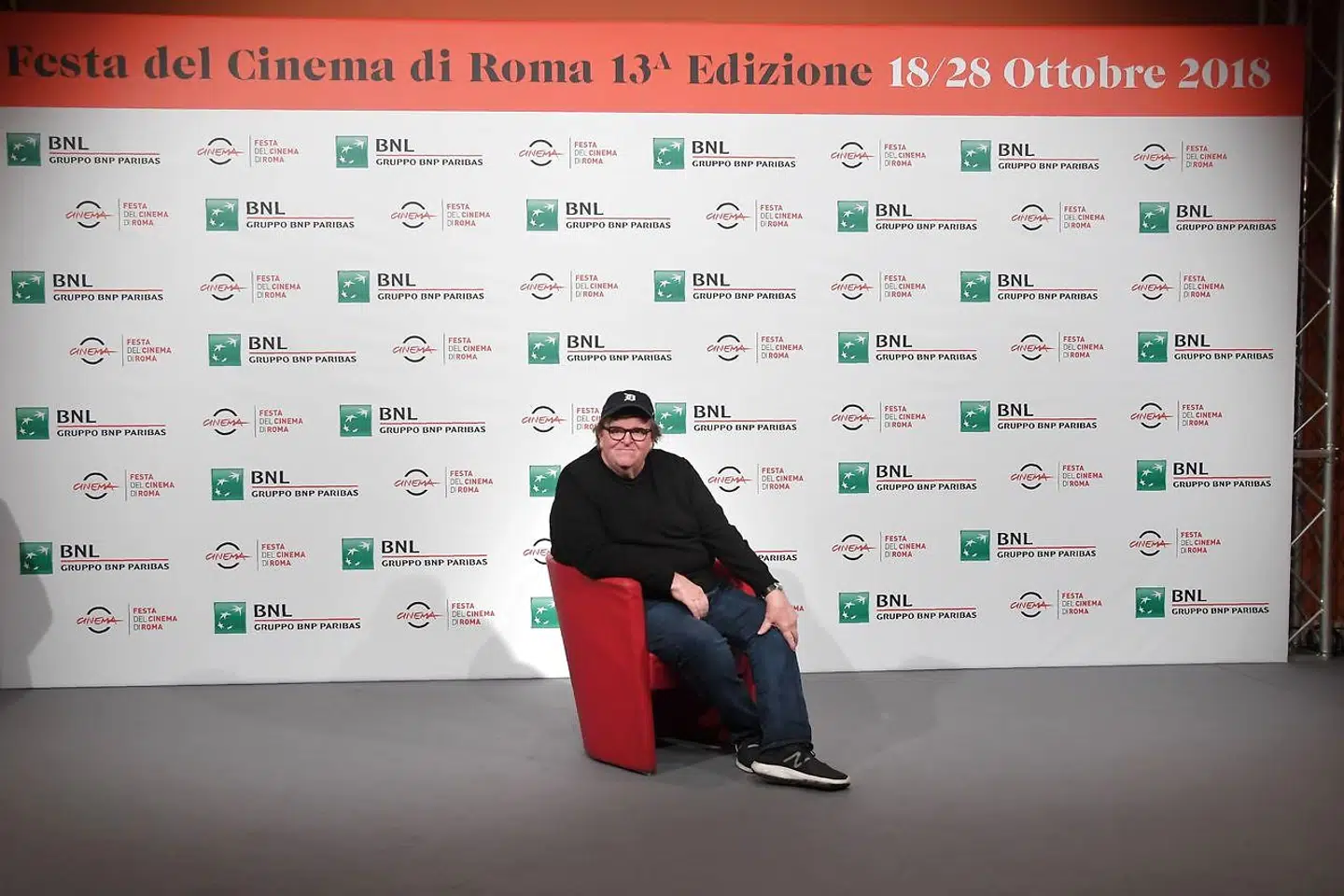 Hans glødede og idignerede stil har gjort dokumentaristen Michael Moore til både elsket og hadet. Her poserer Moore uder Rome Film Festival, der viste hans »Fahrenheit 11/9« i 2018