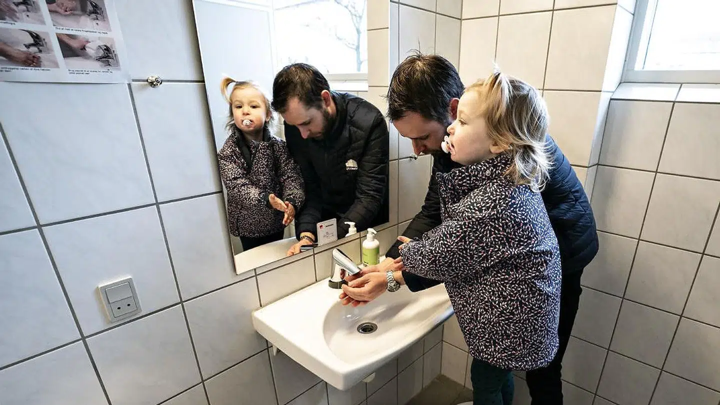 Fra næste år indfører Københavns Kommune minimumsnormeringer, således at der skal være mindst én voksen pr. tre vuggestuebørn og én voksen pr. seks børnehavebørn.