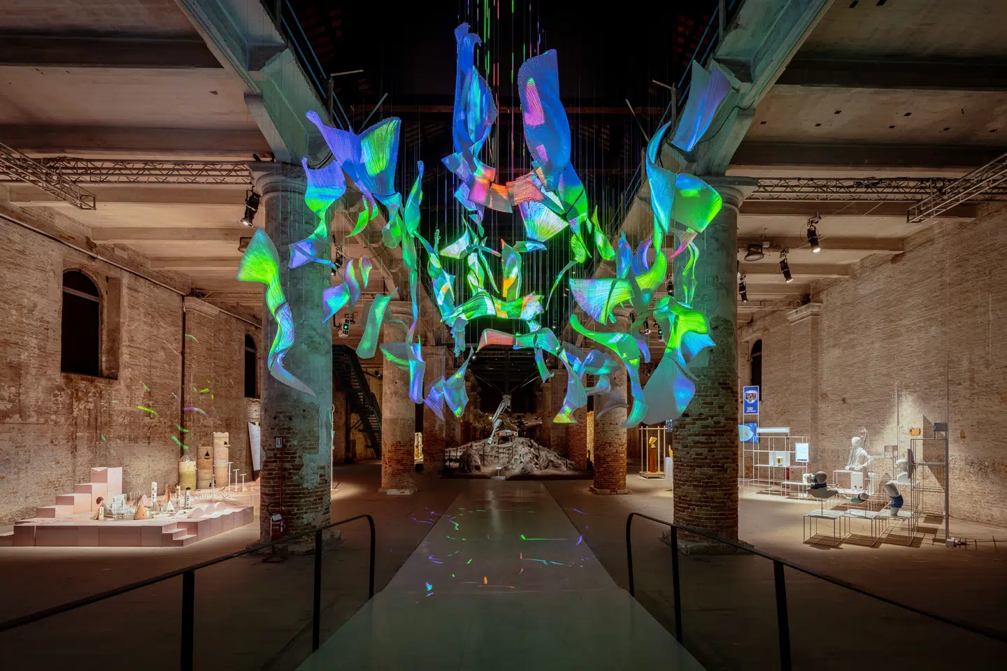 Baseret på over 4000 hjernescanninger og en maskinlæringsalgoritme har Refik Anadol genereret disse glasfiberskaller, der altså på en måde er fysiske gengivelser af følelser. Sjovt nok, men uden historien er der ingenting.