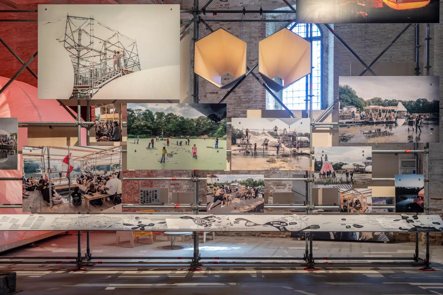 Tyske Raumlabor viser med stilladselementer og pallemøbler to aktivistiske projekter fra Berlin: »Det flydende universitet«, der beskrives som »et paradoksalt paradis for parallelle og fælles handlinger« og projektet »Haus der Statistik«, der handlede om at omdanne en kontorbygning fra DDR tiden til et »rum for kunst, kultur og social programmering«. Meget fint, men også et ekko af 1971, hvor Christiania som bekendt blev grundlagt.