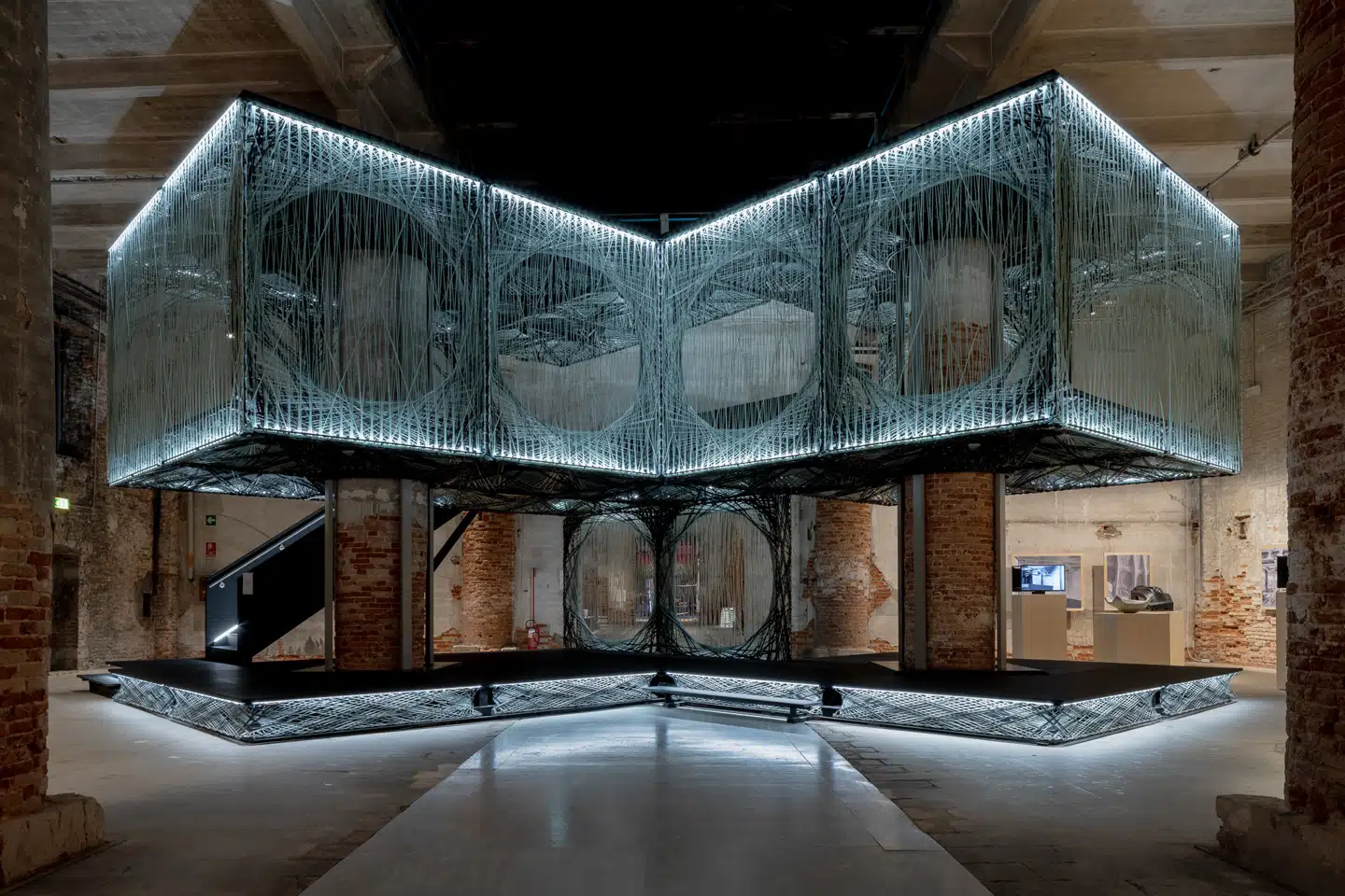 Achim Menges og Jan Knippers fra Stuttgarts Universitets Institute for Computational Design and Construction har lavet en bærende struktur af glasfibernet. Med netværket kan de reducere materialevægten per kvadratmeter til 9 kg. Det er meget interessant, men desværre er den konstruktion, de har fået ud af anstrengelserne, helt blottet for æstetisk appel.