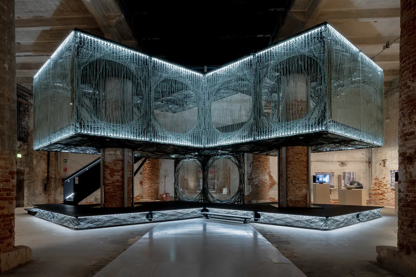 Achim Menges og Jan Knippers fra Stuttgarts Universitets Institute for Computational Design and Construction har lavet en bærende struktur af glasfibernet. Med netværket kan de reducere materialevægten per kvadratmeter til 9 kg. Det er meget interessant, men desværre er den konstruktion, de har fået ud af anstrengelserne, helt blottet for æstetisk appel.