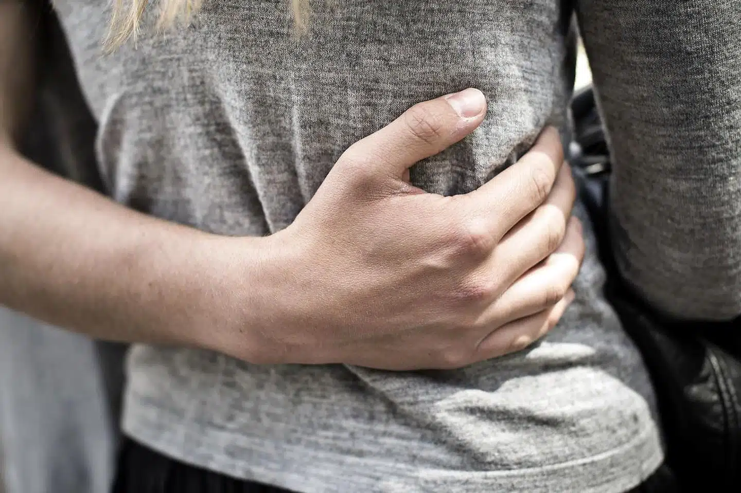 »Advokater burde ikke medvirke til den slags undersøgelser. For det første er der ingen jura i at afklare, om nogen har 'krænket' nogen. Jura handler om retsregler og retskrav. Det er ikke, hvad man undersøger på #metoo-området. I stedet får man advokatens subjektive syn på, hvad der er en 'krænkelse' mv.,« skriver Mads Bryde Andersen.