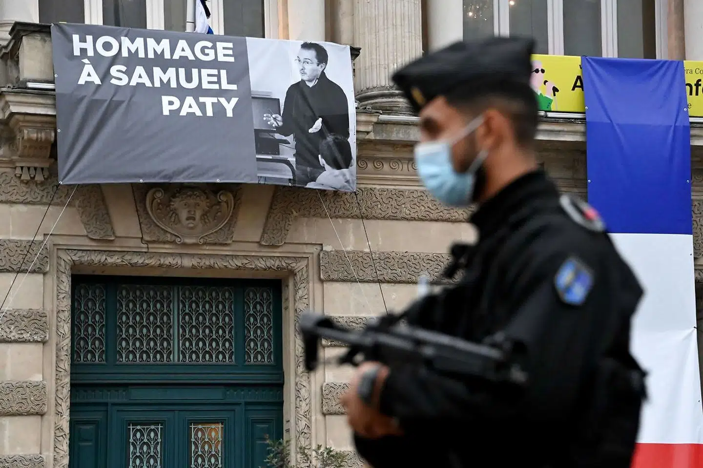 Banner dedikeret til Samuel Paty hængende på Opera Comedie i Montpellier. Arkivfoto: Pascal Guyot, AFP / Scanpix