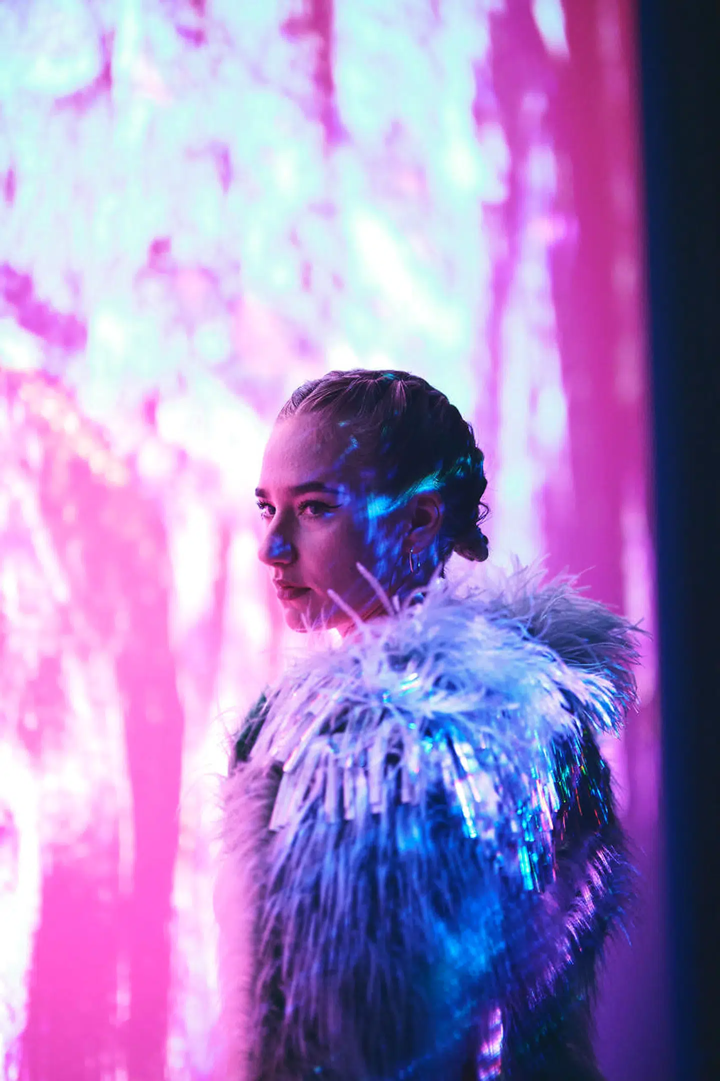 Maria Cordsens Makaria er den livlige, sociale partypige. Som har fuldstændig ligeså meget at slås med som sin udlejer, den triste, grå Liva.