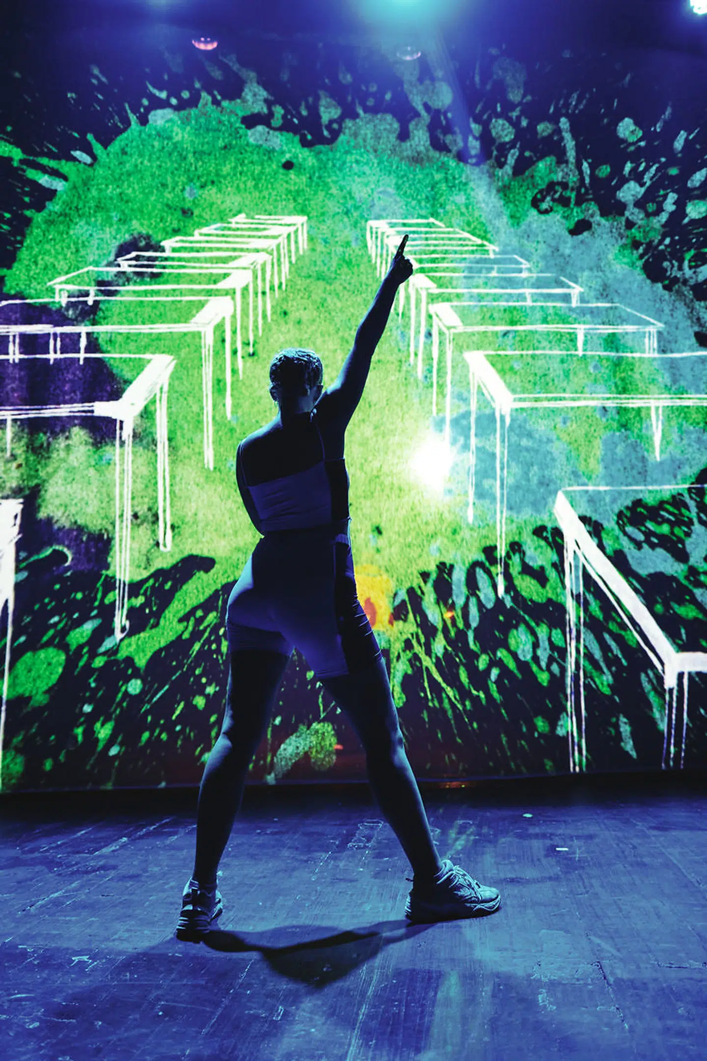 Anne Sofie Wanstrups Liva føler sig usikker i auditoriet på universitetet. Indtil Elusia siger, hun skal æde de gamle mænds verden, og hun crasher undervisningen med en spand med sild.