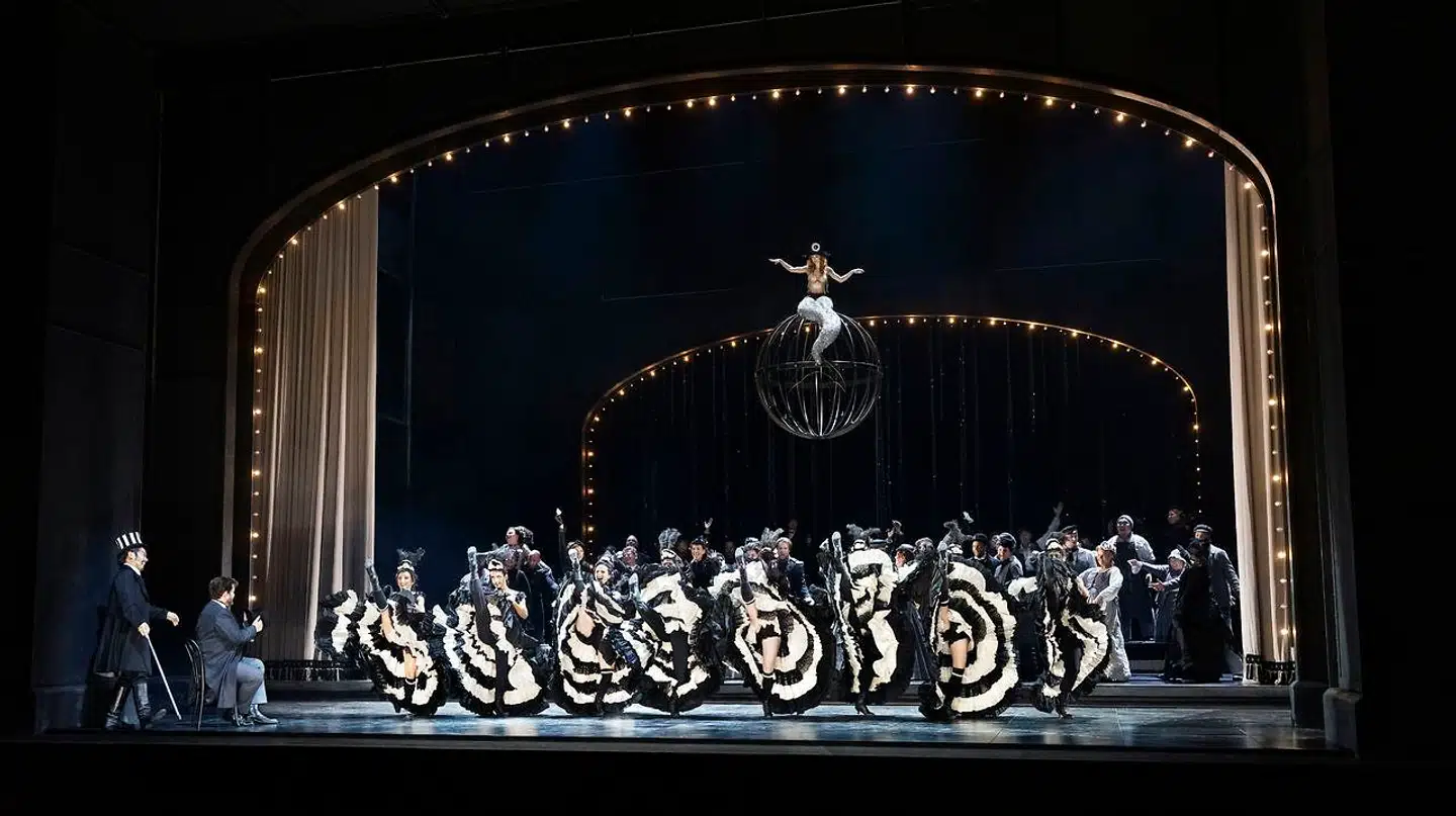 Folket danser cancan. Senere viser det sig fra sin dæmoniske side.