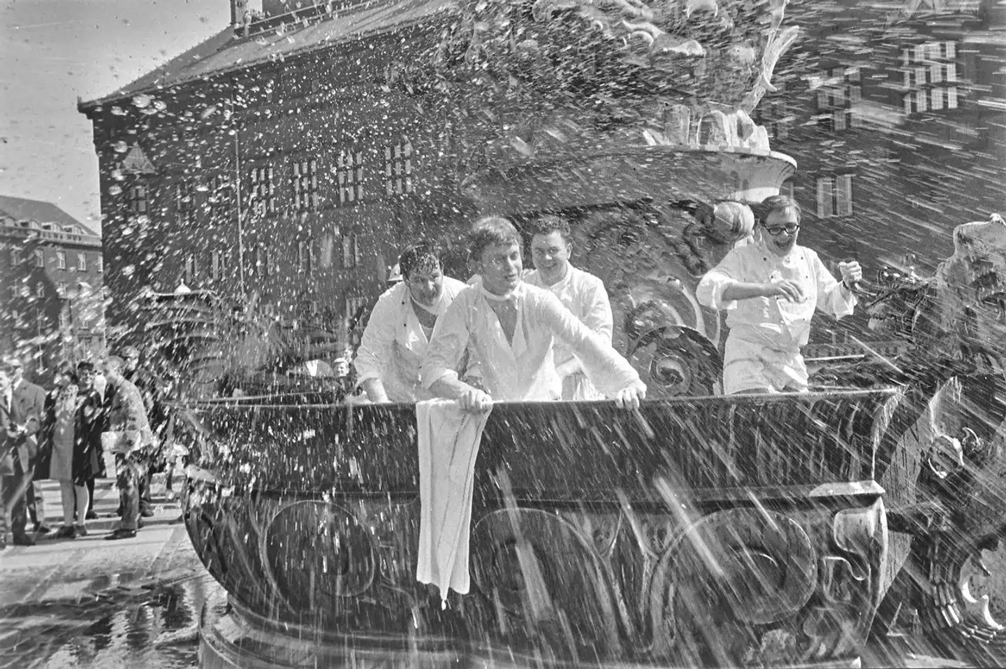 Dragespringvandet er gennem tiden blevet brugt til flere ting – her er det kokkeelever, der fejrer deres svendeprøve i sommeren 1966.