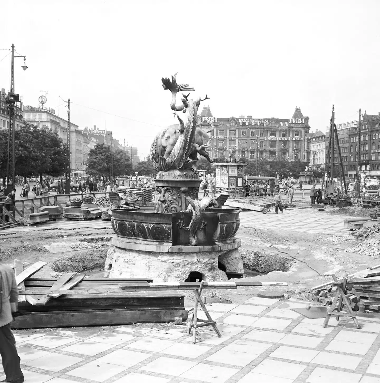Dragespringvandet på Rådhuspladsen blev første gang flyttet, i forbindelse med at H.C. Andersens Boulevard blev indviet. Det var også i den anledning, at kummen blev fjernet.