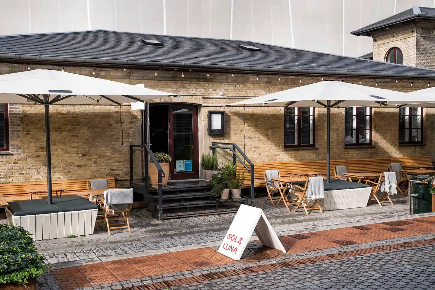 Sol & Luna holder til i den gamle fredede stationsbygning ved siden af Frederiksberg Centret, hvor schweiziske Kanton 27 tidligere lå.