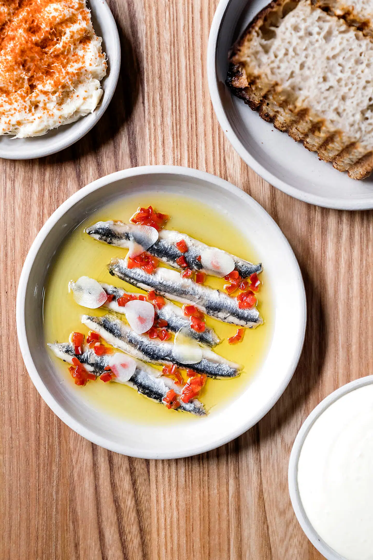 Boquerones med hvidløg og olivenolie.