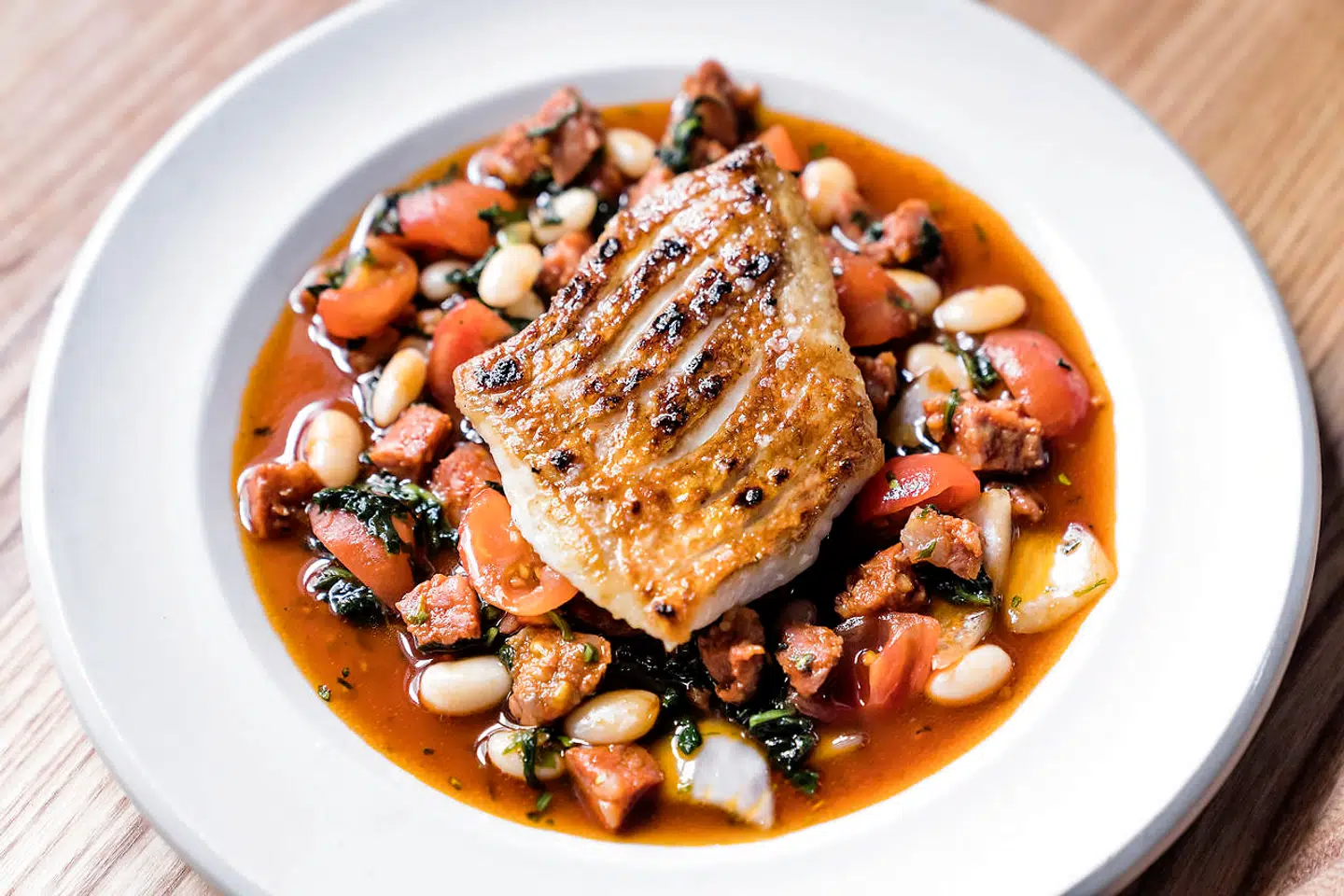 Restaurant Sol & Luna (Sol og Luna). Solbjergvej 8, 2000 Frederiksberg. Rødfisk med tomat, chorizo, merian & hvide bønner.