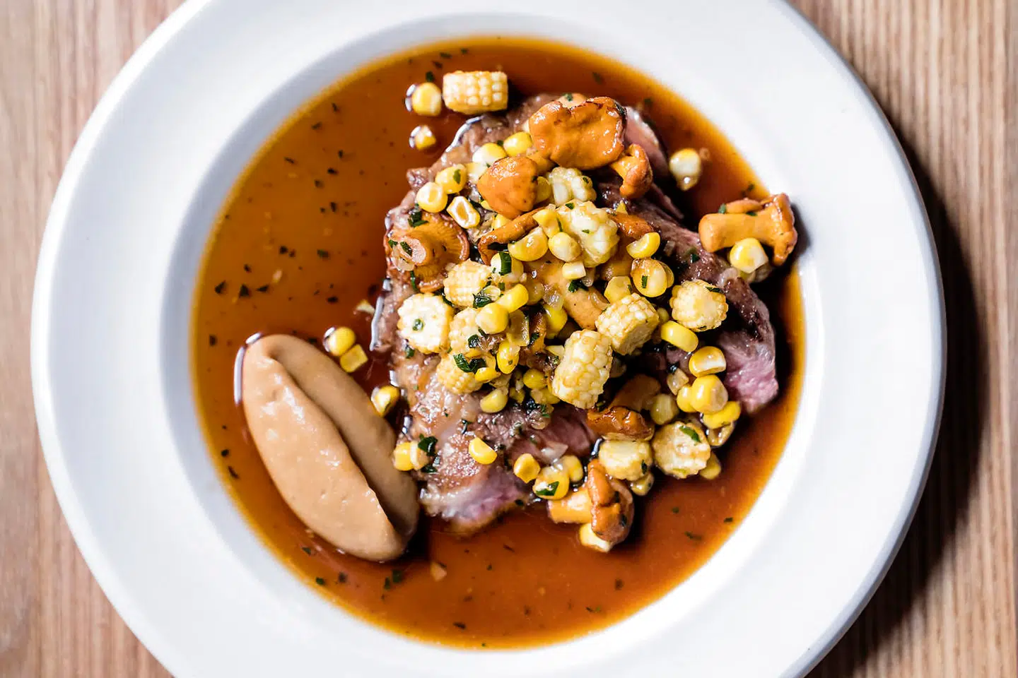 Pluma med majs, kantareller & karamelliseret hvidløg.