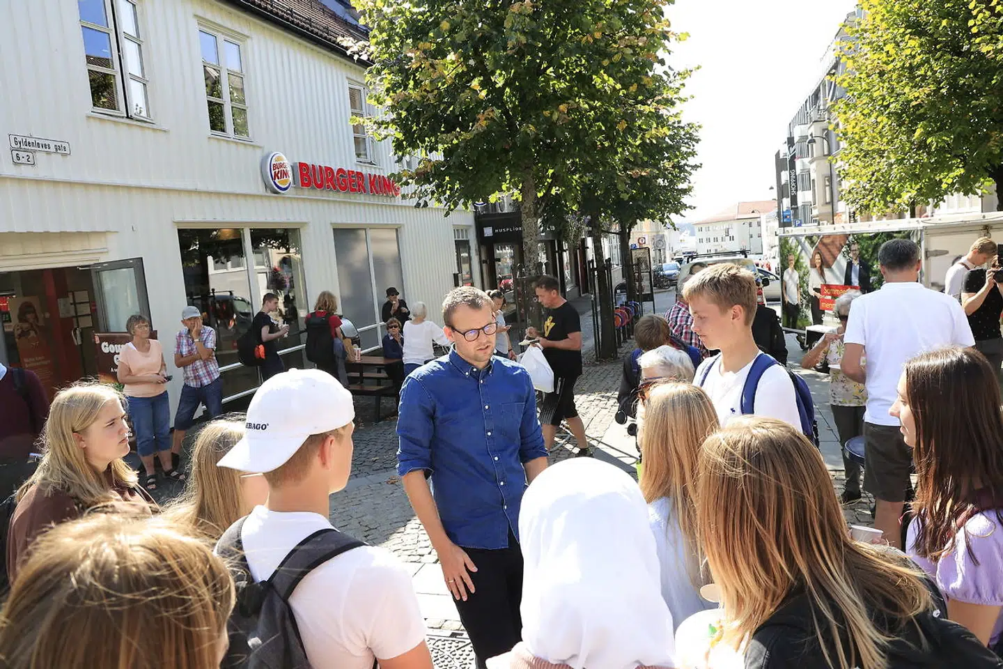 Han vil egentlig helst tale om blandt andet strammere abortpolitik og goder til familierne. Men Kristeligt Folkepartis leder, Kjell Ingolf Ropstad, er i stedet endt midt i en ophedet diskussion om norske politikeres brug – eller misbrug – af blandt andet gratis lejligheder til medlemmerne af Stortinget.