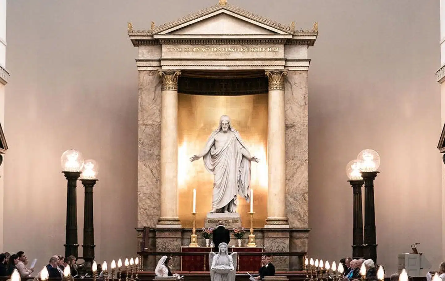 Thorvaldsens »Kristus« var et nybrud i kunsthistorien, fordi den afbilledede Jesus som Kristus, altså den genopstandne, fremfor hængende på sit kors som et menneske. Derudover var den kunstnerisk interessant, fordi den var en kobling mellem den antikke tradition og den kristne kunsttradition, forklarer Margrethe Floryan fra Thorvaldsens Museum.