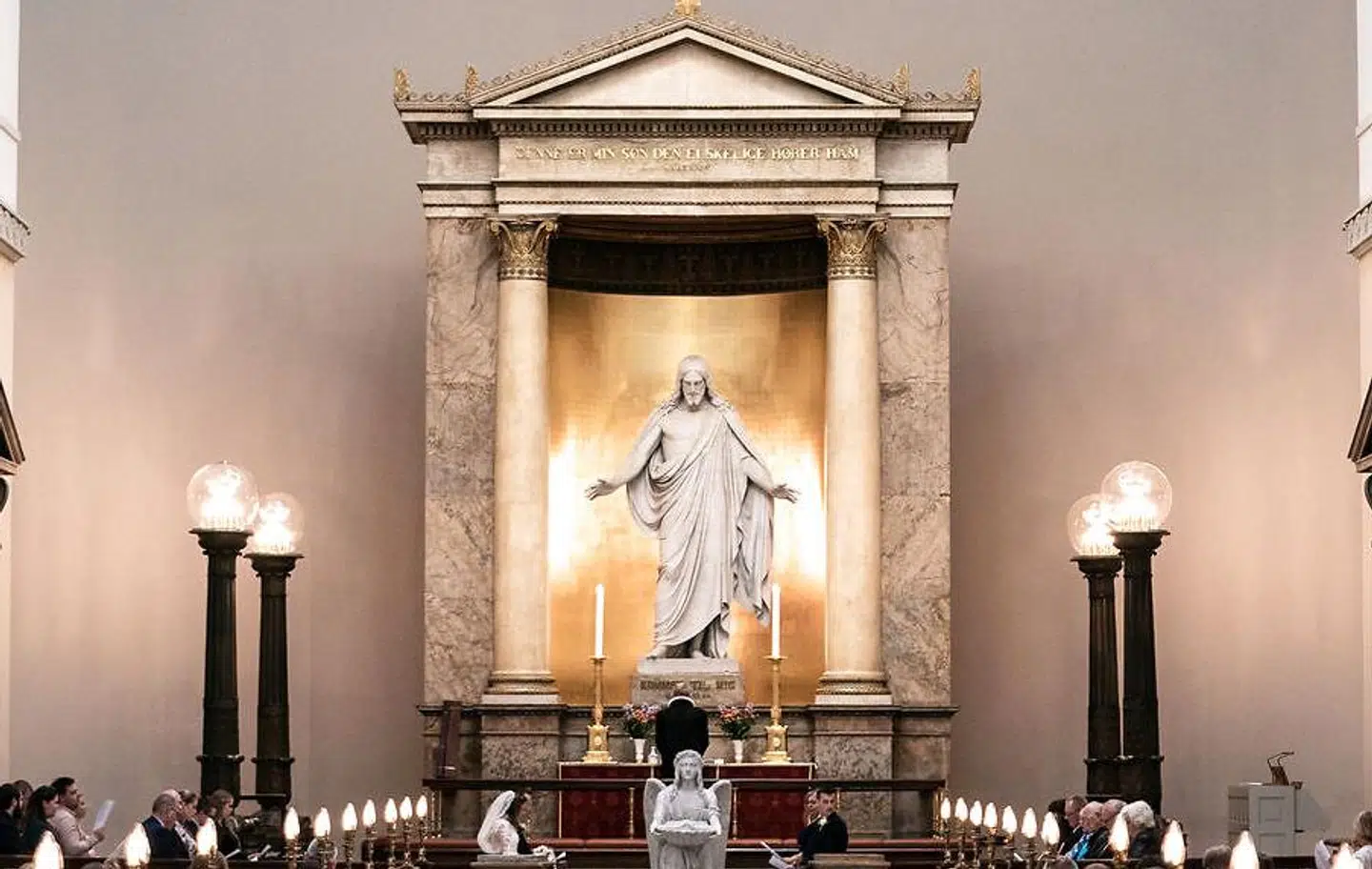 Thorvaldsens »Kristus« var et nybrud i kunsthistorien, fordi den afbilledede Jesus som Kristus, altså den genopstandne, fremfor hængende på sit kors som et menneske. Derudover var den kunstnerisk interessant, fordi den var en kobling mellem den antikke tradition og den kristne kunsttradition, forklarer Margrethe Floryan fra Thorvaldsens Museum.