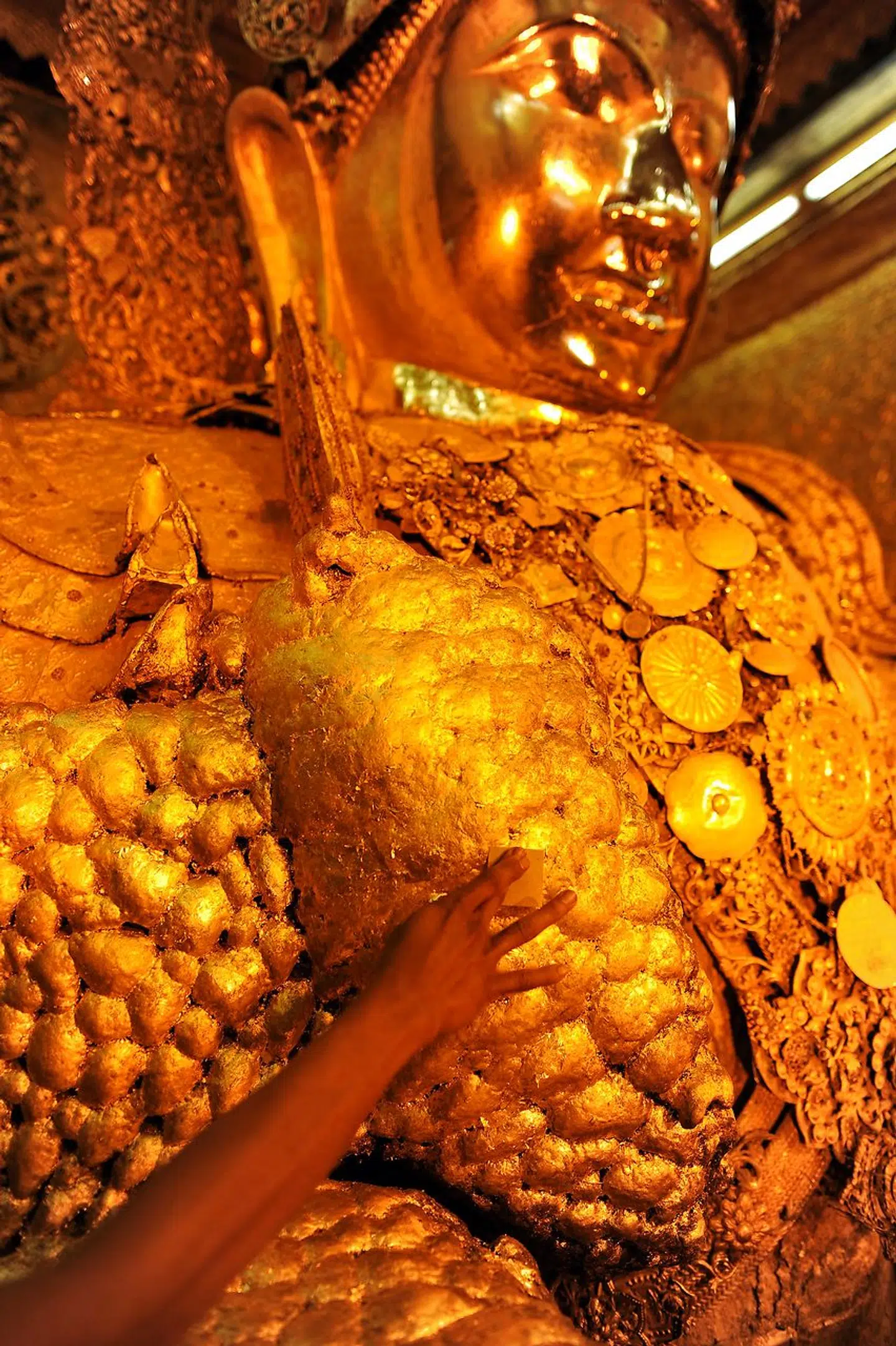 Statuen på Ungdommens Folkemøde minder også om det berømte Mahamuni tempel i Myanmar, hvor besøgende placerer bladguld på Buddha-statuen.