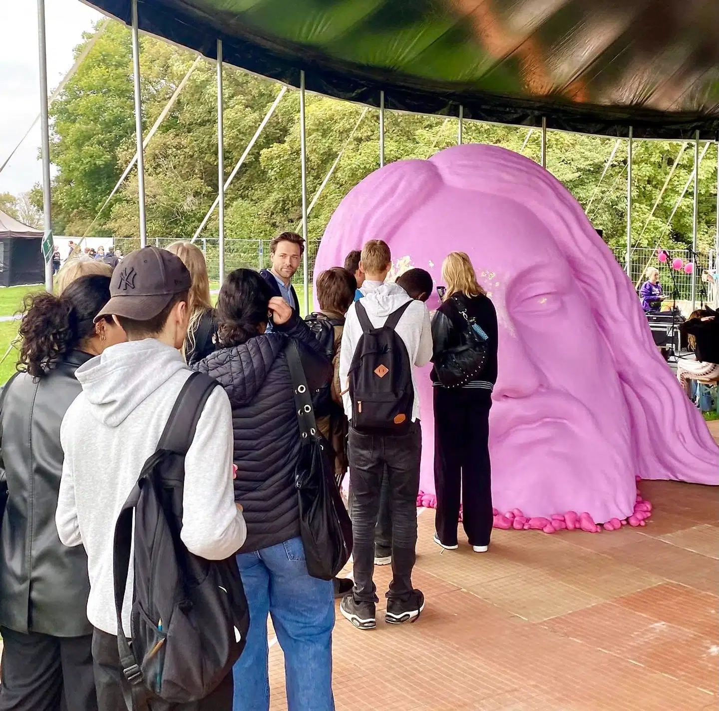 Ved foden af Thorvaldsens »Kristus« i Vor Frue Kirke står der »Kommer til mig«, som ifølge kirken handler om Kristiv liv på jorden blandt de udstødte.