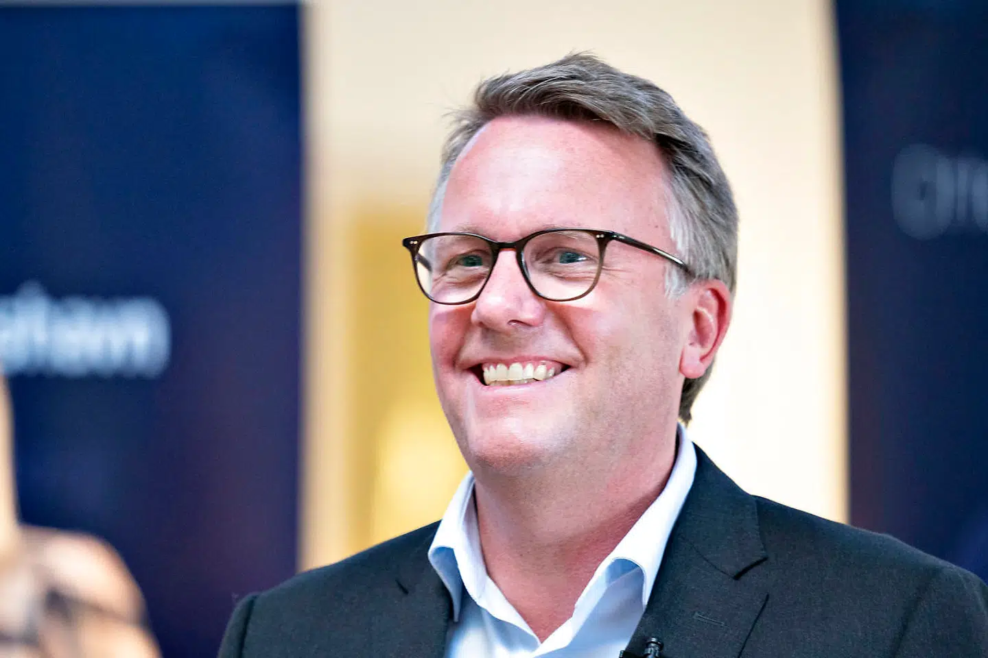 Regeringen og bankerne har givet hinanden håndslag på, at bankerne vil tilbyde virksomhederne lån på rimelige vilkår, siger skatteminister Morten Bødskov (S).