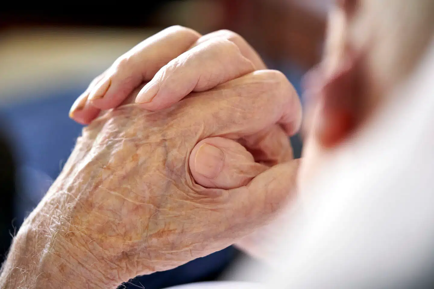 Når ældre over 65 år begynder at bruge lægemidler mod angst eller depression, får de ofte ikke terapi eller anden relevant behandling ved siden af.