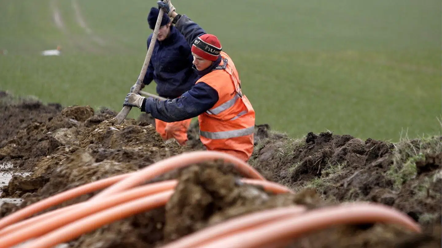 Graveaktiviteten overalt i Danmark er enorm i øjeblikket, hvor energi- og teleselskaber kæmper om først at få lagt hurtige fiberkabler i jorden og efterfølgende leje adgangen til dem ud til internet- og tv-udbydere.