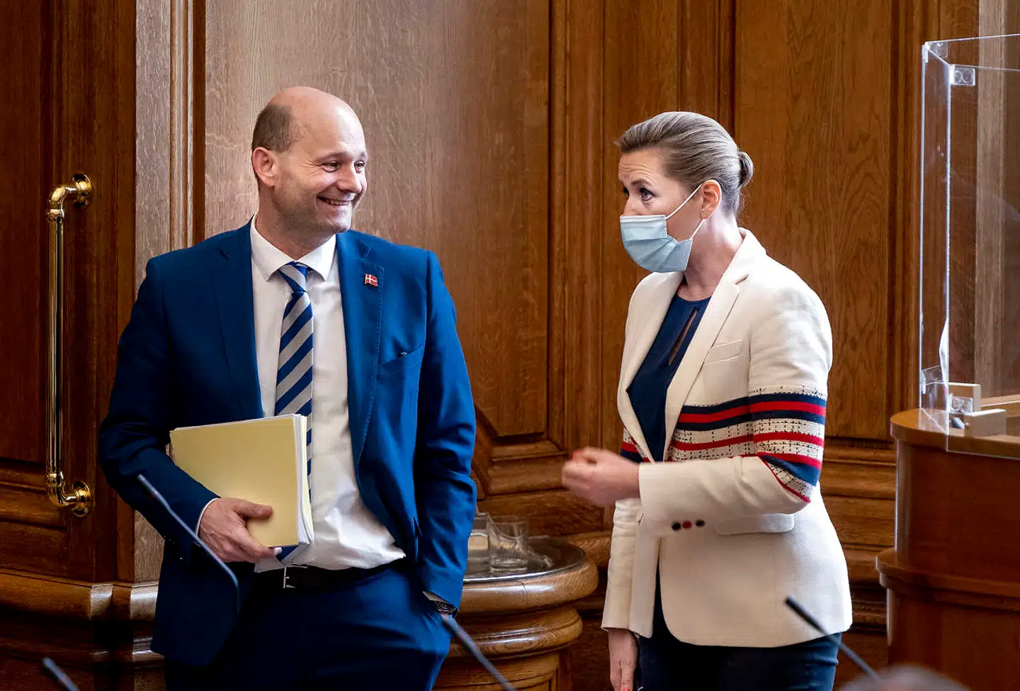 Der hersker i øjeblikket et noget køligt forhold mellem Socialdemokratiet og De Konservative, efter at to konservative ordførere i går skrev, at Trine Bramsen bør fjernes fra posten som forsvarsminister. På billedet De Konservatives leder, Søren Pape Poulsen, og statsminister Mette Frederiksen (S).