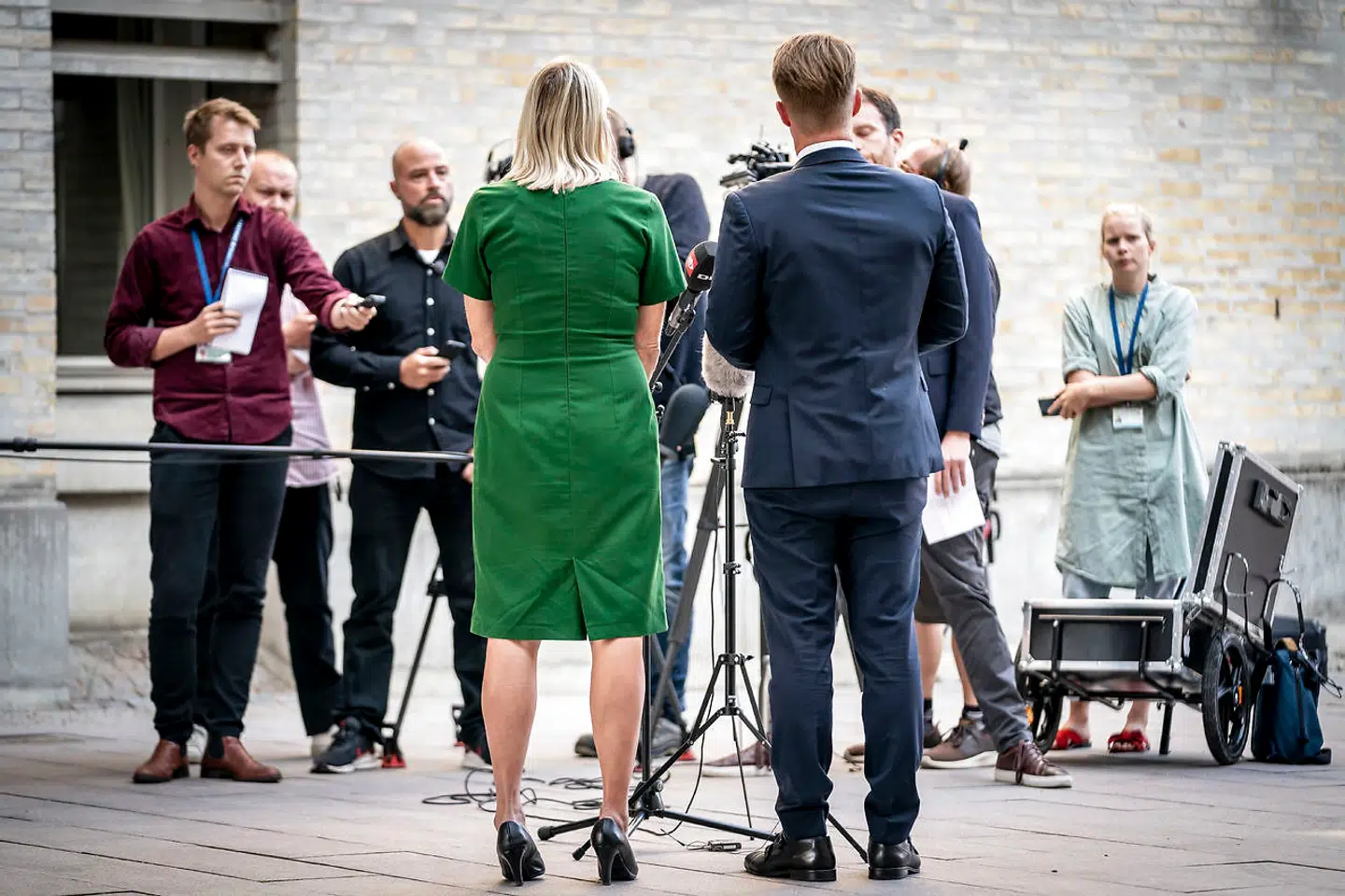 Forsvarsminister Trine Bramsen (S) og udenrigsminister Jeppe Kofod (S) afholder pressemøde efter møde i Udenrigspolitisk Nævn. Trine Bramsen har ikke ønsket at kommentere sagen. Ministeriets presseafdeling henviser til, at ordningen med de afghanske tolke beror på en politisk aftale.