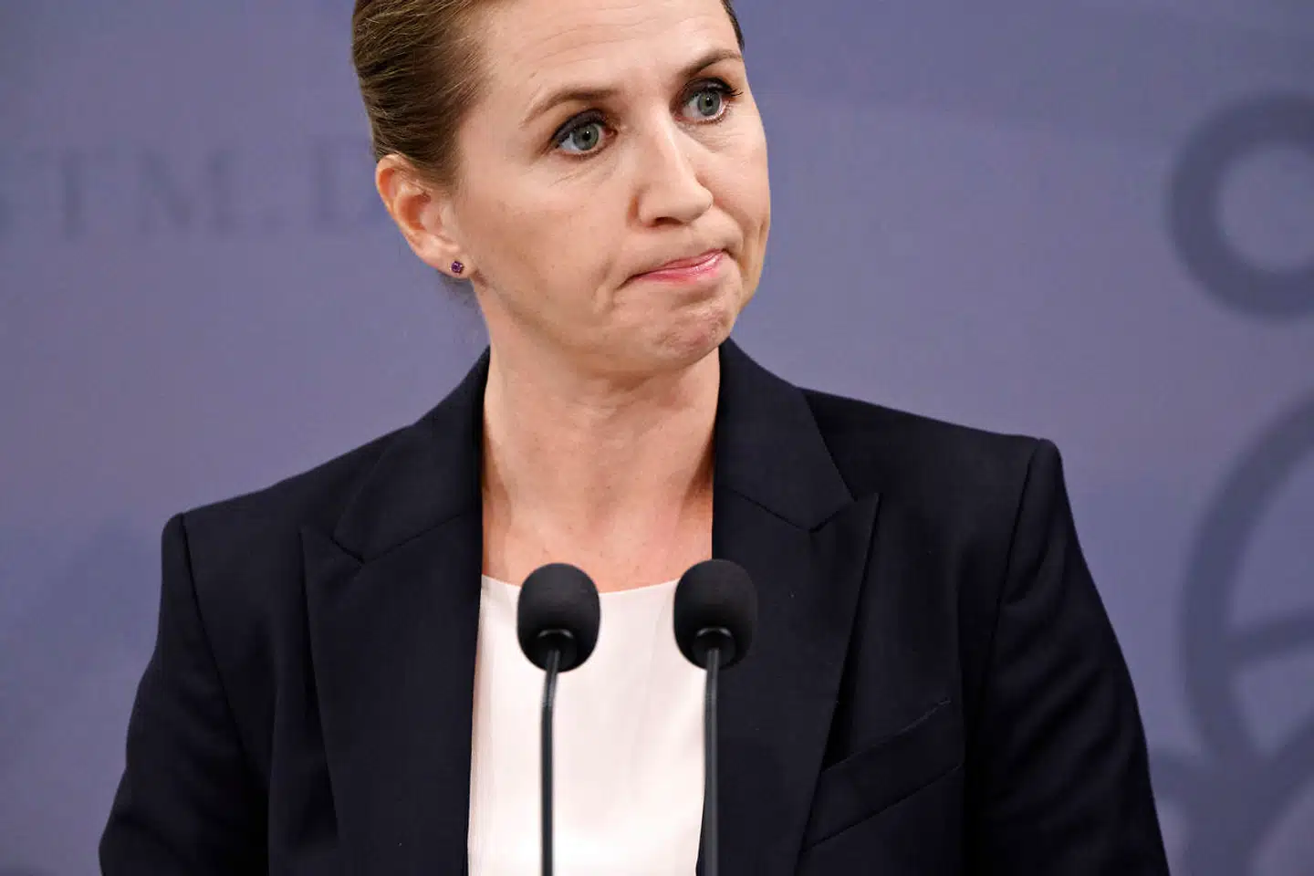 Landets anerkendte økonomer er totalt uenige med regeringen, hvad angår dens bestræbelser på at øge strafskatten på aktier, skriver Thomas Bernt Henriksen i denne leder.