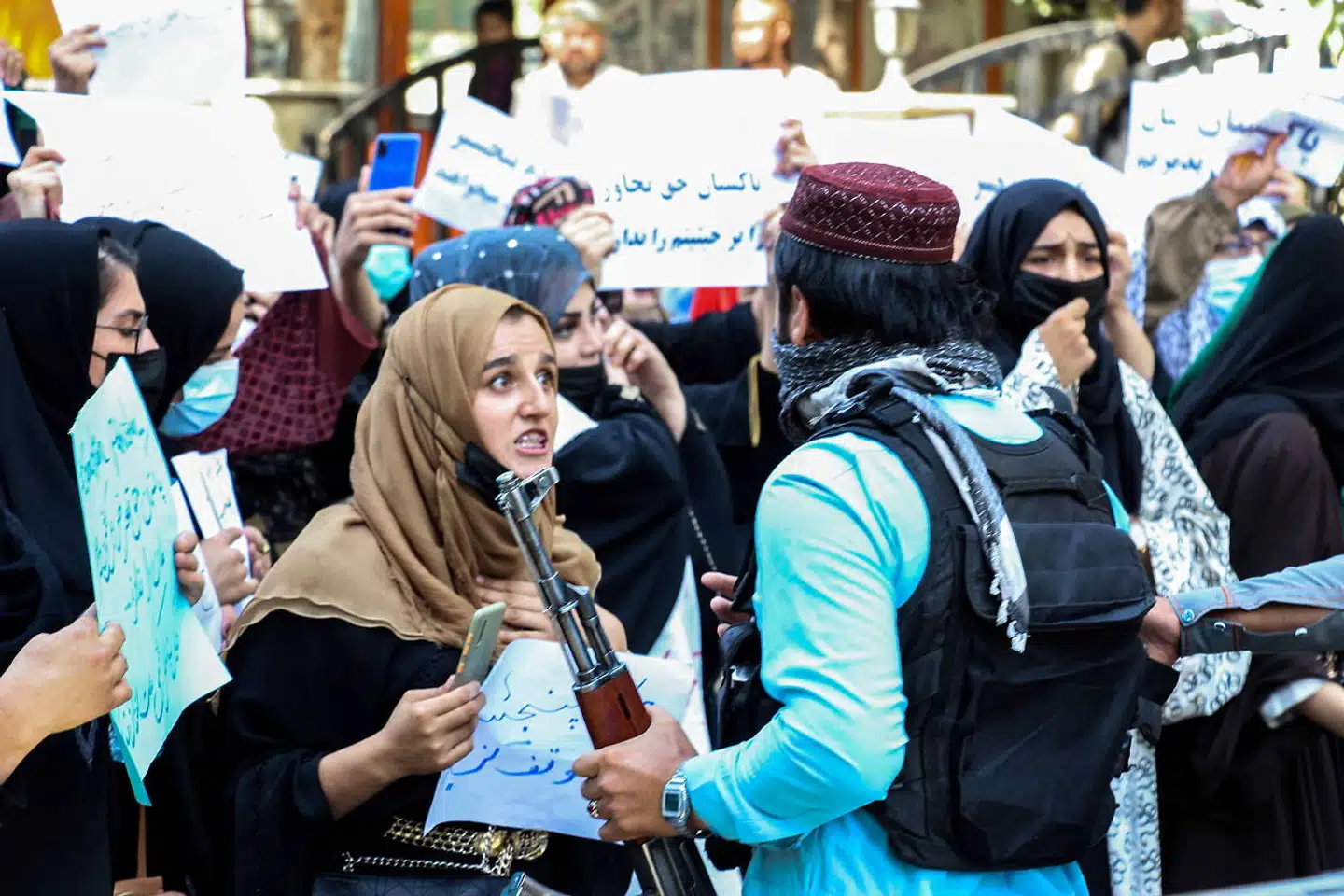 En kvindelig afghansk demonstrant i Kabul møder Taleban. Siden 7. september er en række demonstrationer brudt ud i Afghanistan, efter at Ahmad Massoud, lederen af den nationale modstandsfront i Afghanistan, opfordrede til landsdækkende oprør mod Taleban.