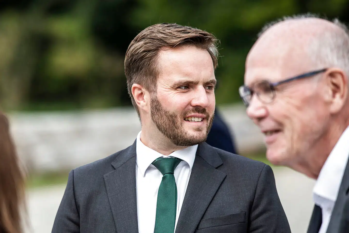 Erhvervsminister Simon Kollerup (S) mener, at grænsen for negative renter i banken er nået. Dog har regeringen nu foreslået at hæve skatten på de højeste aktieindkomster – et forslag, der kan fastholde borgerne i minusrenterne, mener privatøkonomer.