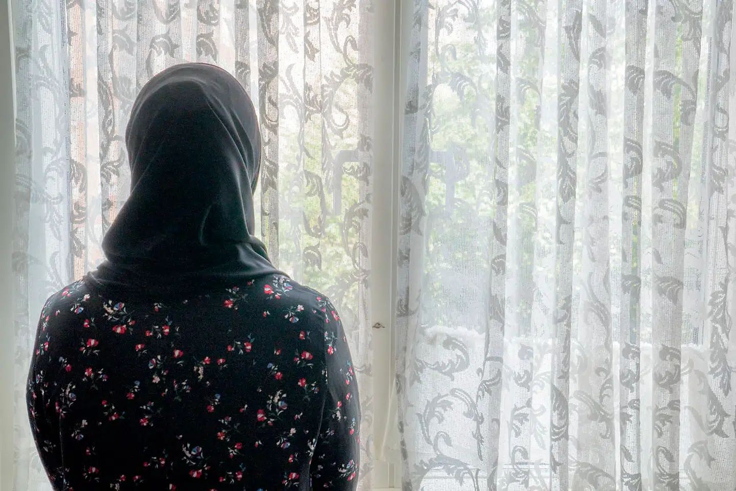 Familien har ønsket at være anonym. Her ses et billede af moren. Hun, hendes mand og parrets to døtre på 10 og 14 år blev bedt om at forlade deres bolig, efter sønnen deltog i voldelige optøjer mod politiet og endte i fængsel. Sønnen bor ikke længere i lejligheden – men en dom fra Østre Landsret kan vende op og ned på det hele for resten af familien.