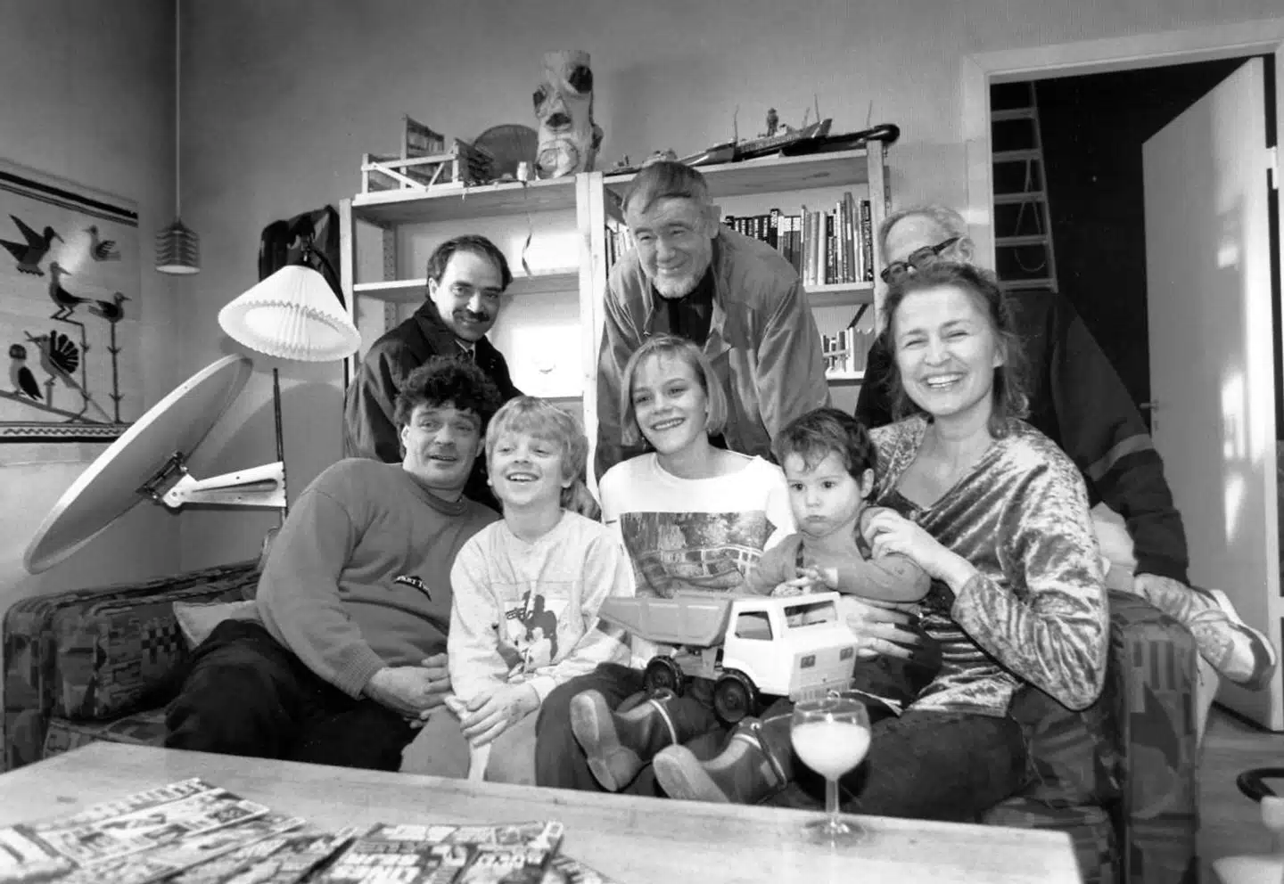 Holdet fra den første omgang Krummerne. Thøger Birkeland (Bagerst i midten). I sofaen ses Dick Kaysø, Laus Højby, Karen-Lise Mynster, Lukas Forchhammer og Line Kruse.