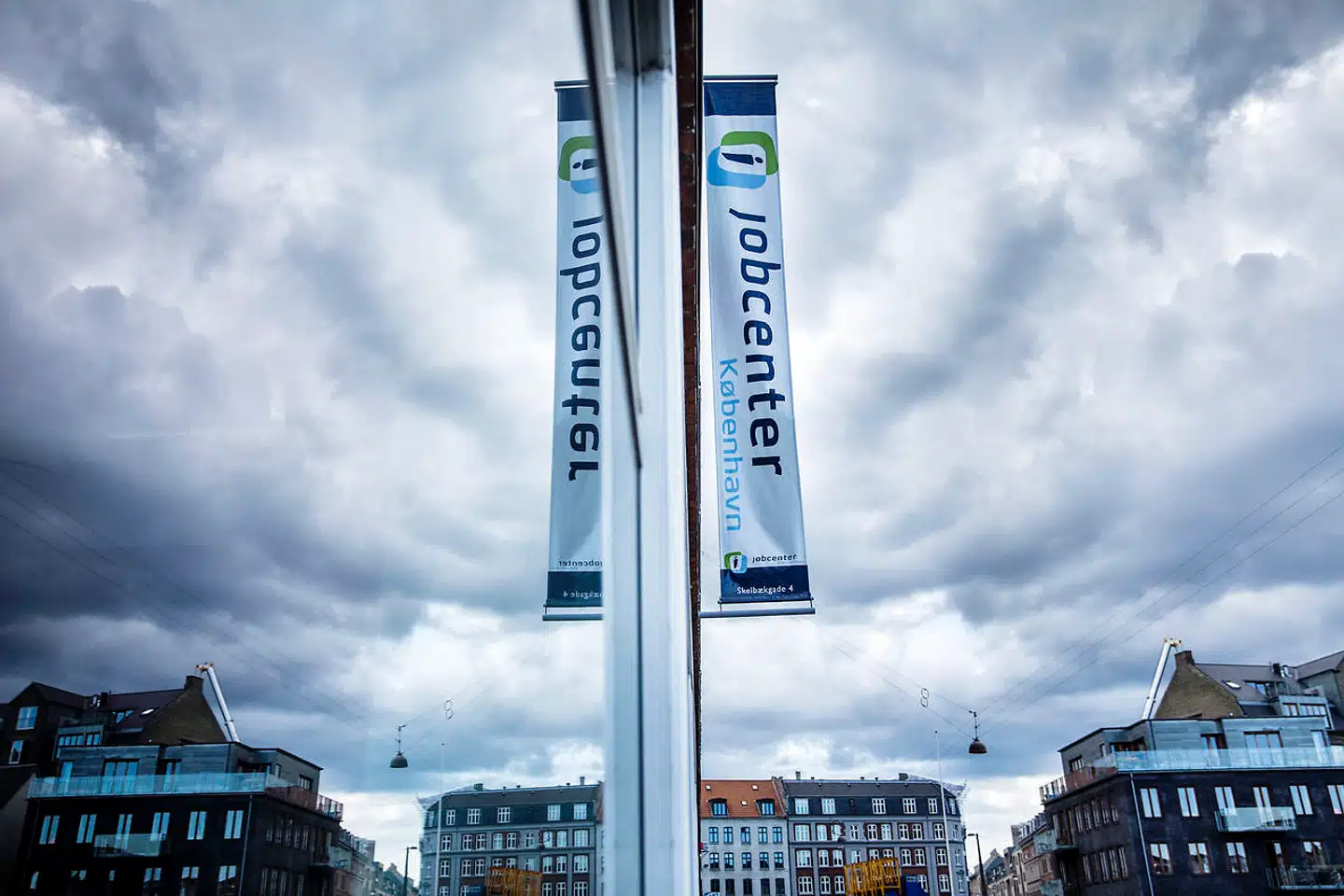 Arkivfoto. Nyudannede dimittenders dagpenge kan blive nedsat med 4000 kroner, hvis det står til regeringen.