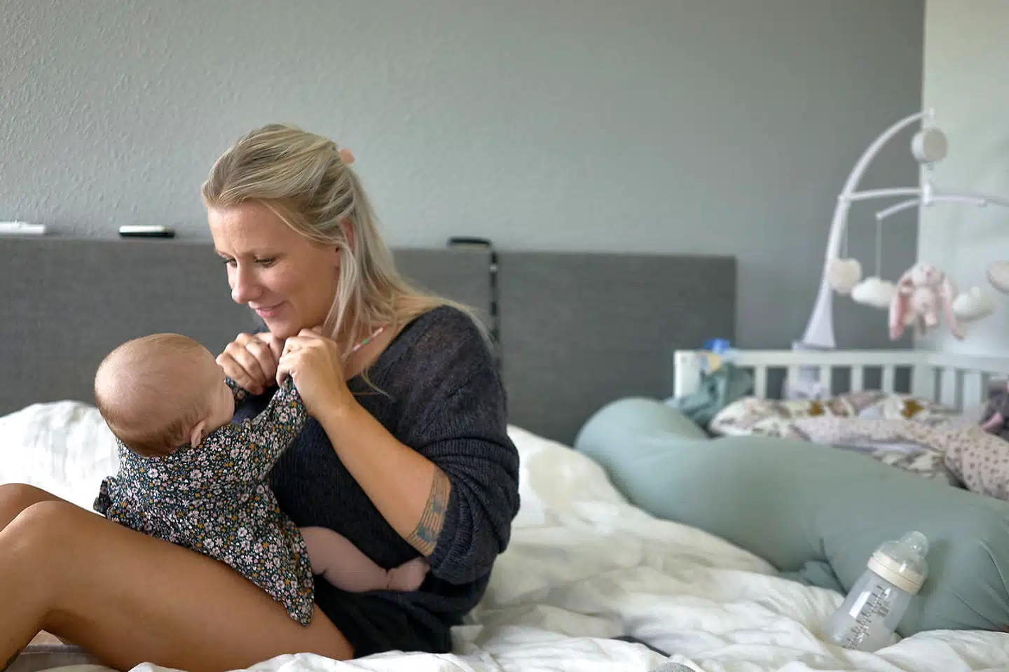 Cecilie Roland blev forgiftet af at spise kød med PFOS, da hun var gravid. Hendes yngste datter Sophia har allerede været indlagt to gange, selvom hun kun er ti uger.