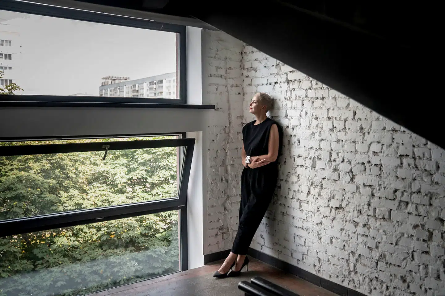 Billedet er fra få dage efter præsidentvalget, hvor Maria Kolesnikova var alene tilbage på oppositionens hovedkvarter i Minsk.