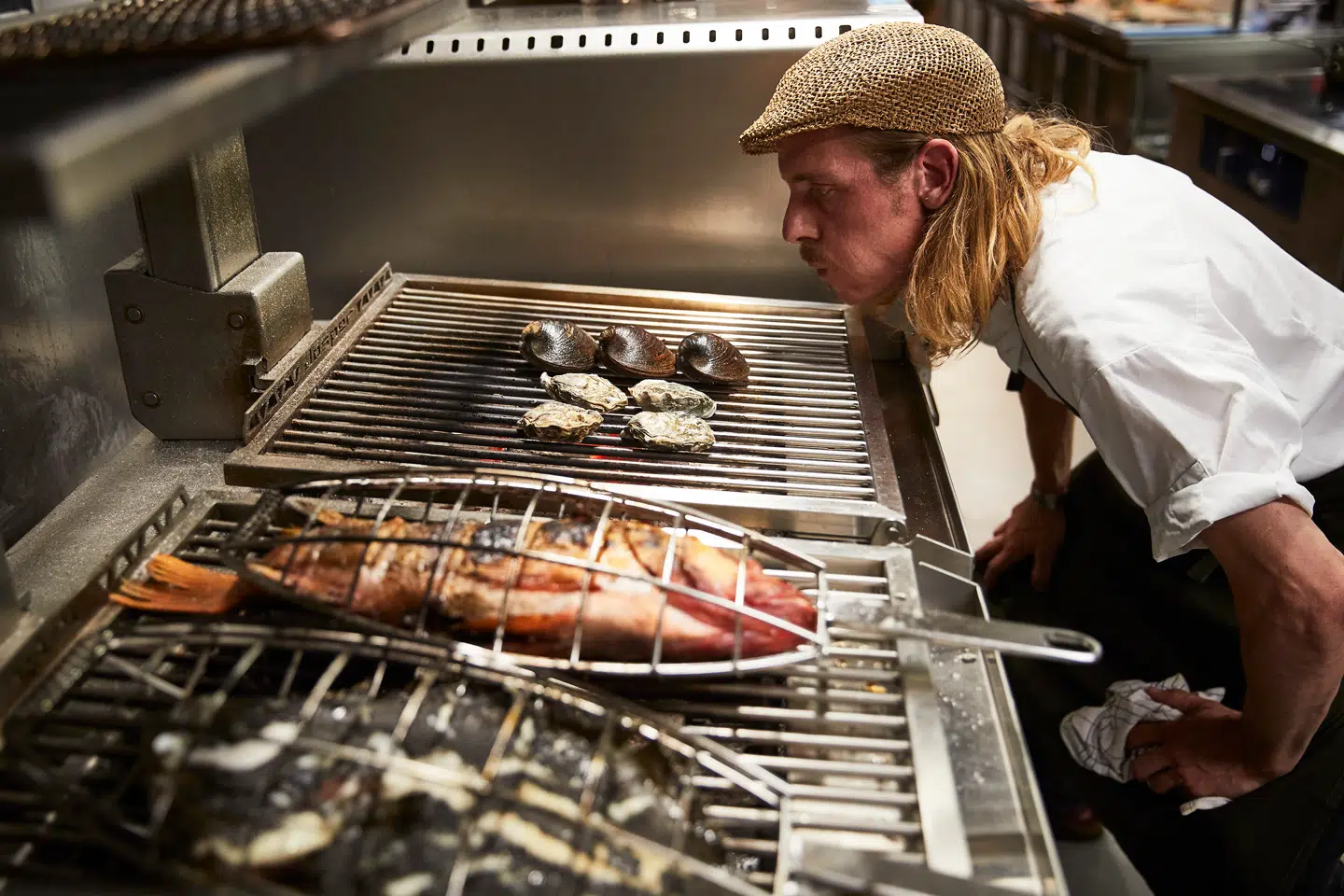 Køkkenchef Boris Bouno laver stort set kun mad over åben ild i køkkenet.