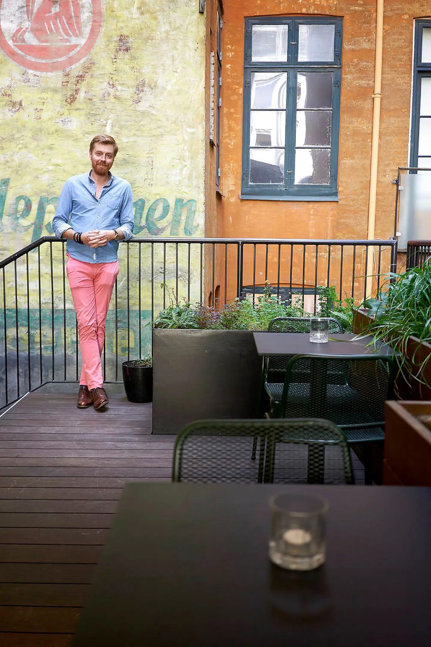 Hotellet huser »byens nok mest hemmelige« tagterrasse, fortæller Mads Løwe. Den er åben for alle københavnere, som kan sidde mellem vægreklamer.