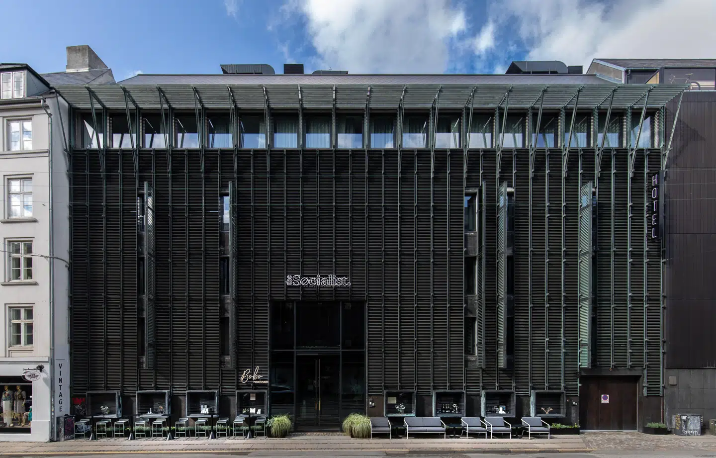 Den gamle transformerstadion over for Magasin husede indtil for nylig det femstjernede hotel Herman K. Nu har Hotel The Socialist taget over.