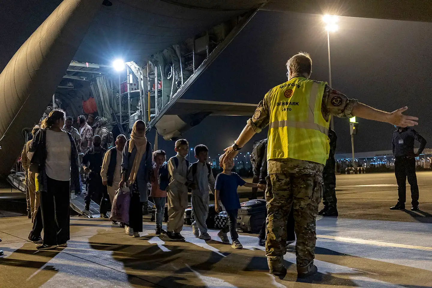 Flygtninge modtages af danske personel i Islamabads lufthavn i Pakistan under evakueringen fra Afghanistan. En mission, der ifølge kritikere blev indledt katastrofalt sent, og som har efterladt tolke og andre afghanere, der har bistået Danmark, i stikken.