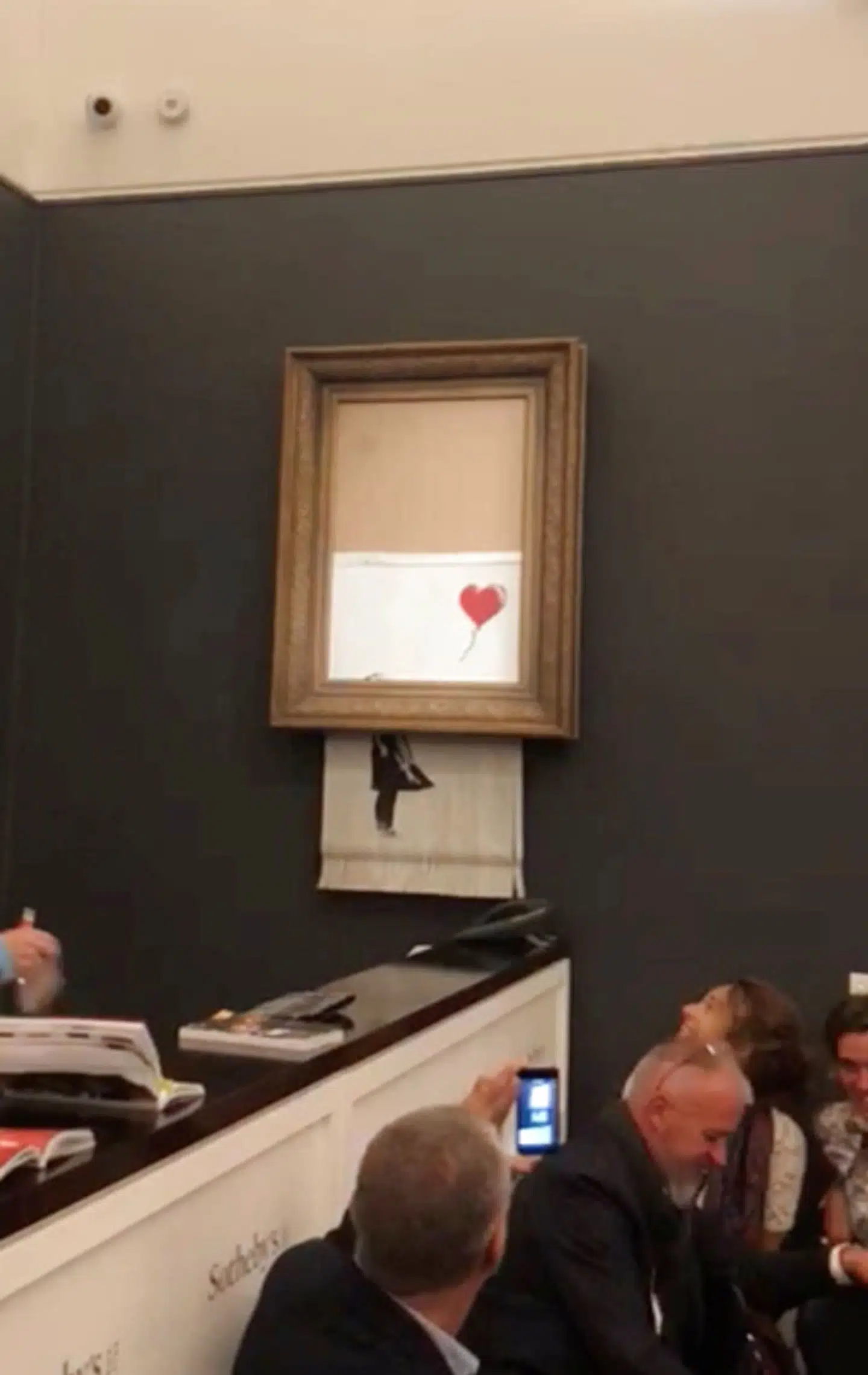 Ansatte og kunder hos Sotheby's både grinede og var chokerede, da halvdelen af »Girl with Red Balloon« i 2018 blev makuleret et øjeblik efter, at det var blevet solgt for en million pund.