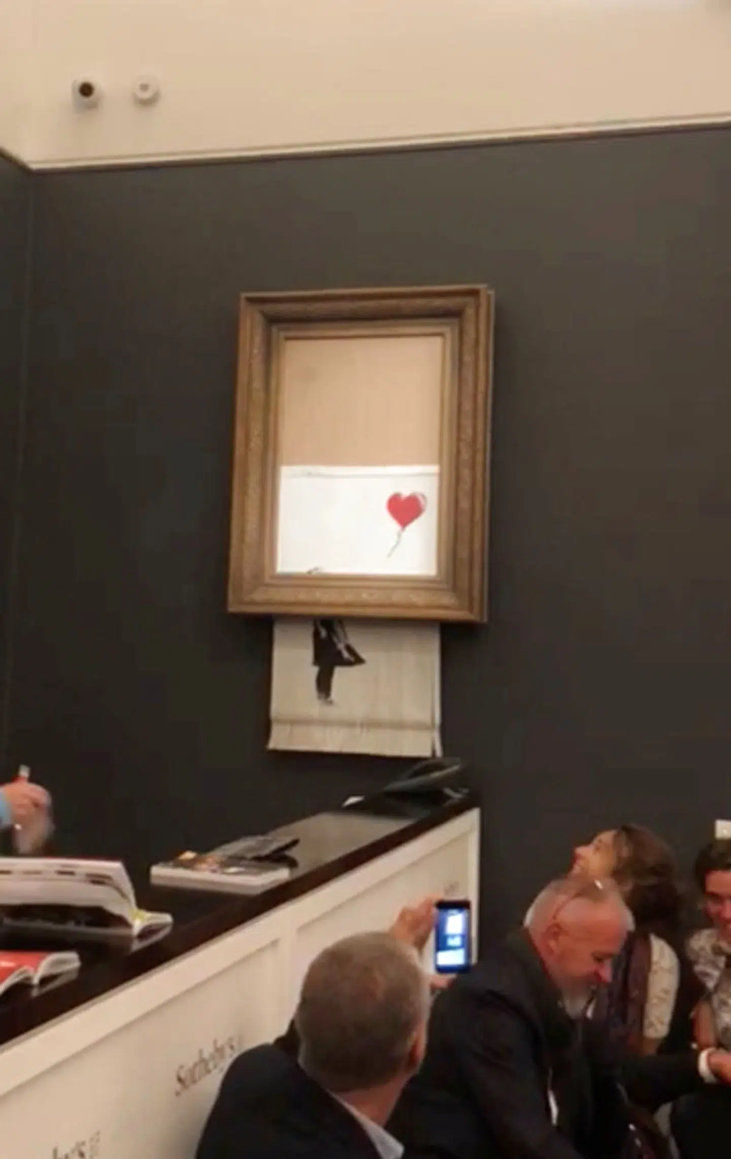 Ansatte og kunder hos Sotheby's både grinede og var chokerede, da halvdelen af »Girl with Red Balloon« i 2018 blev makuleret et øjeblik efter, at det var blevet solgt for en million pund.