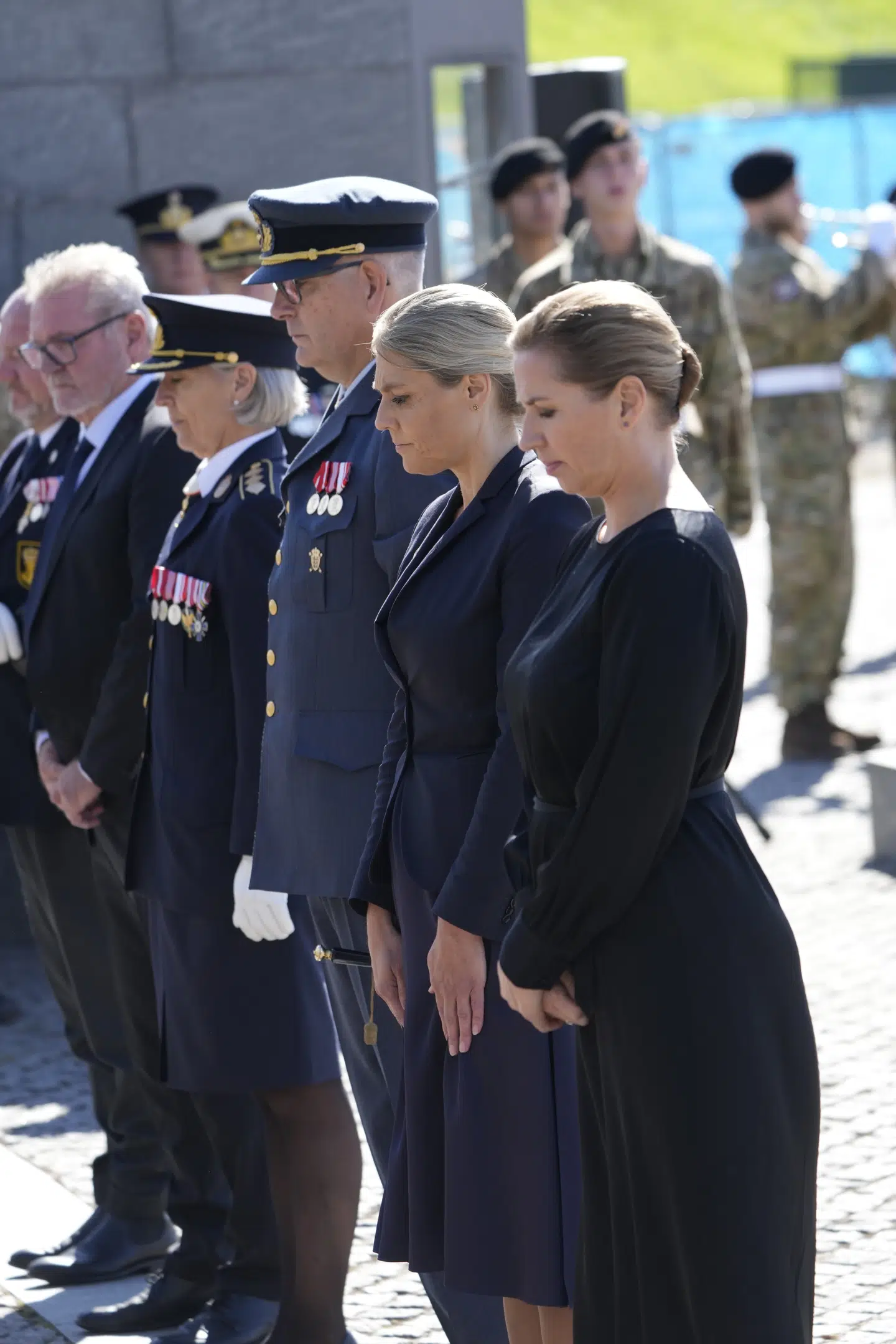 Forsvarsminister Trine Bramsen (S) og statsminister Mette Frederiksen (S) side om side ved kranselægningen ved Kastellet, København.