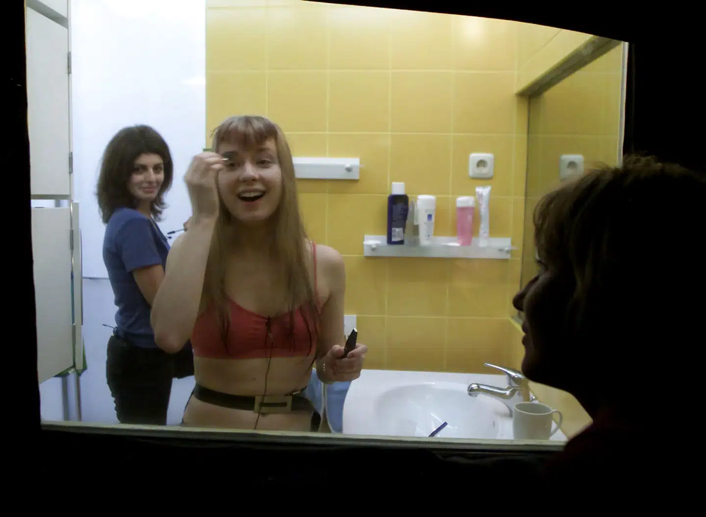 Igennem den populære auto- og exofiktion kan vi omkostningfrit nærstudere tidens dysfunktionelle mennesker og familier. Vi kan se dem, men de kan ikke se os. Ligesom envejsglas i en forhørslokale. Arkivfoto fra et russisk realityshow, hvor 16 kameraer filmer deltagere døgnet rundt gennem envejsglas.