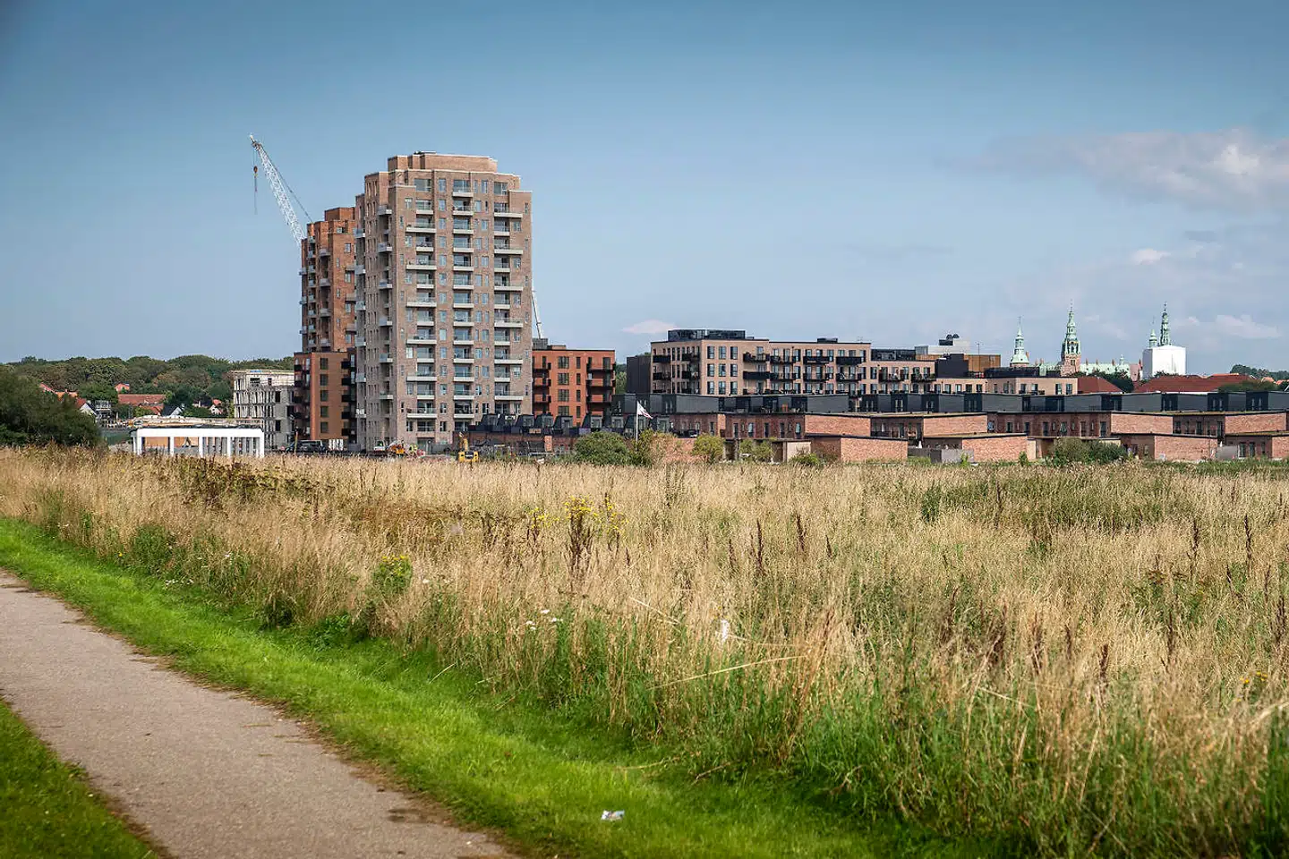 I Hillerød har højhuse på 15 etager skabt debat blandt borgere, der mener, at man har bygget for højt og for tæt på byens vartegn, Frederiksborg Slot.