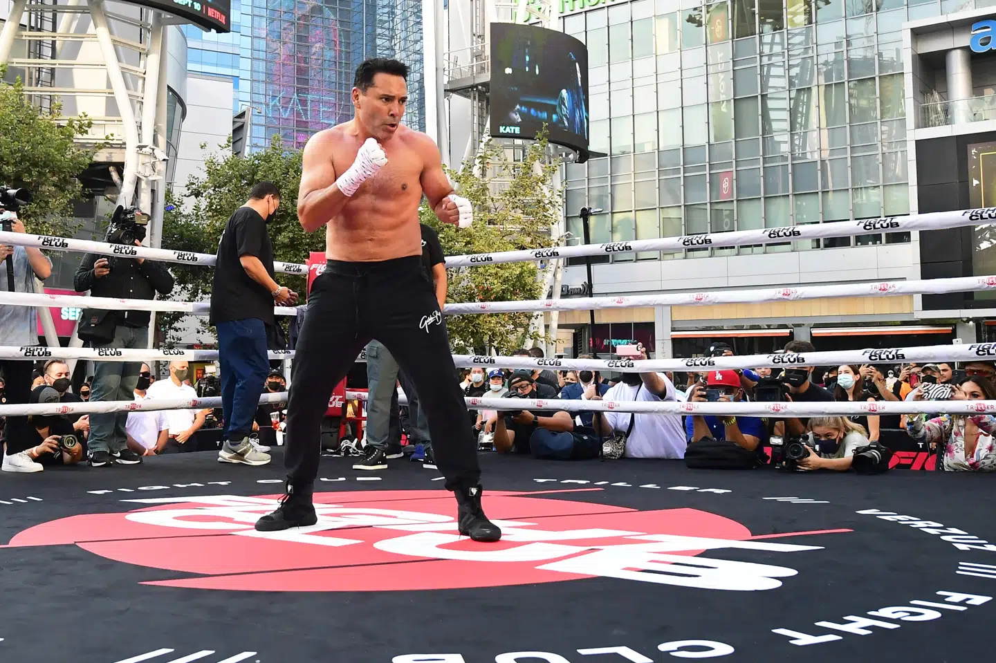 Oscar De La Hoya har aflyst en comeback-kamp i næste weekend, fordi han er blevet testet positiv for covid-19. Dette foto er fra en presseseance i Los Angeles med La Hoya 24. august forud for den nu aflyste kamp. Frederic J. Brown/Ritzau Scanpix