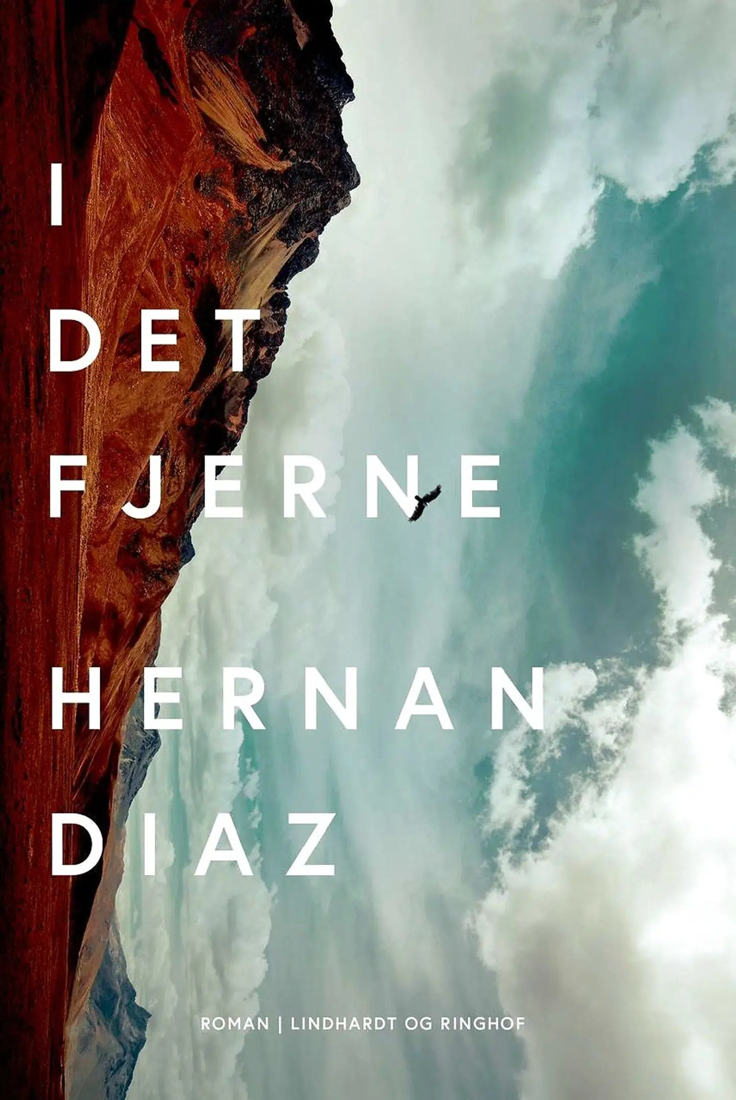 Hernán Díaz debut »I det fjerne« udkom i 2018, hvor den samme år blev finalist til både PEN/Faulkner- og Pulitzer-prisen og af amerikanske anmeldere blev kaldt et hovedværk i moderne amerikansk litteratur.