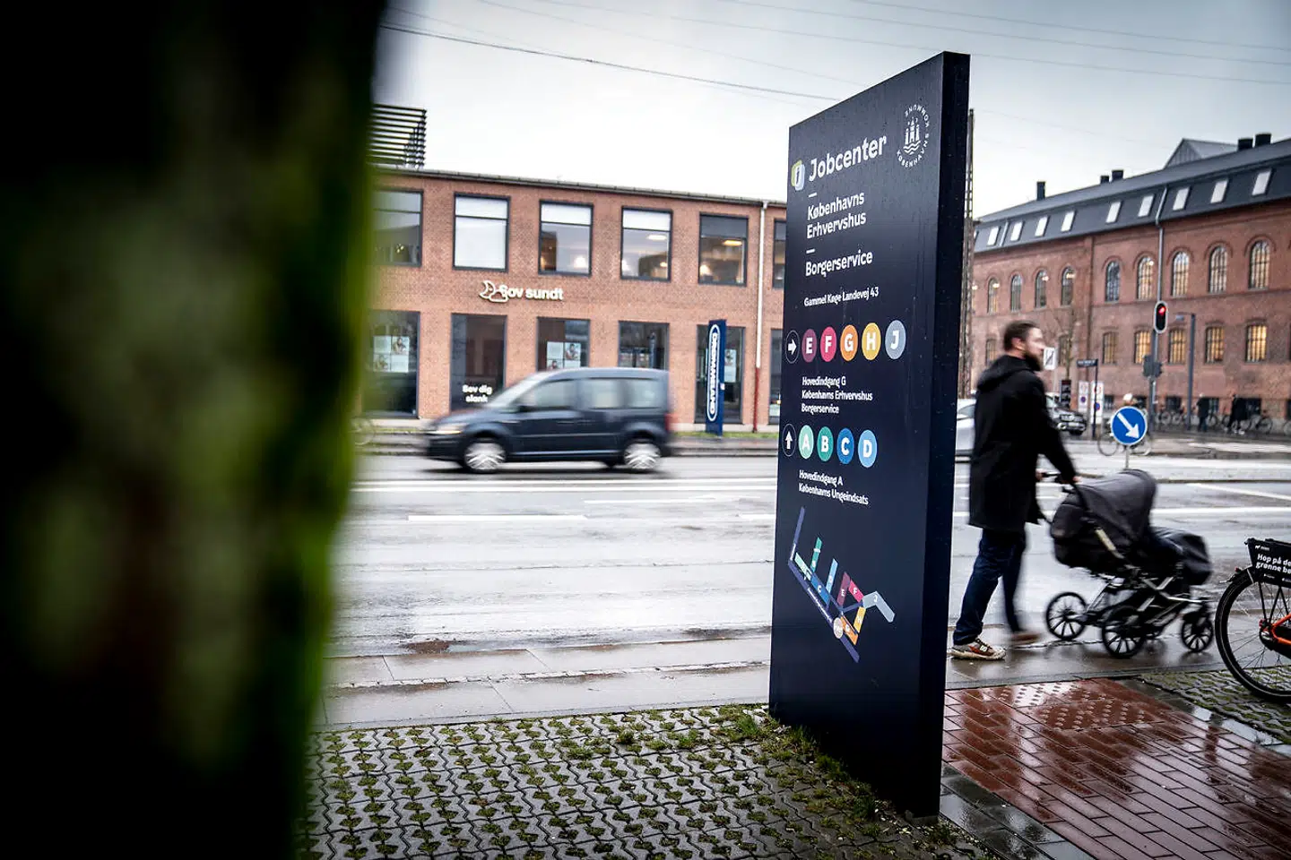 Statsminister Mette Frederiksen har slået fast, at hvis man ikke står til rådighed for arbejdsmarkedet, skal man ikke længere modtage en ydelse. Det bør huskes, når trepartsdrøftelserne om emnet går i gang, skriver Mette Østergaard i denne leder.