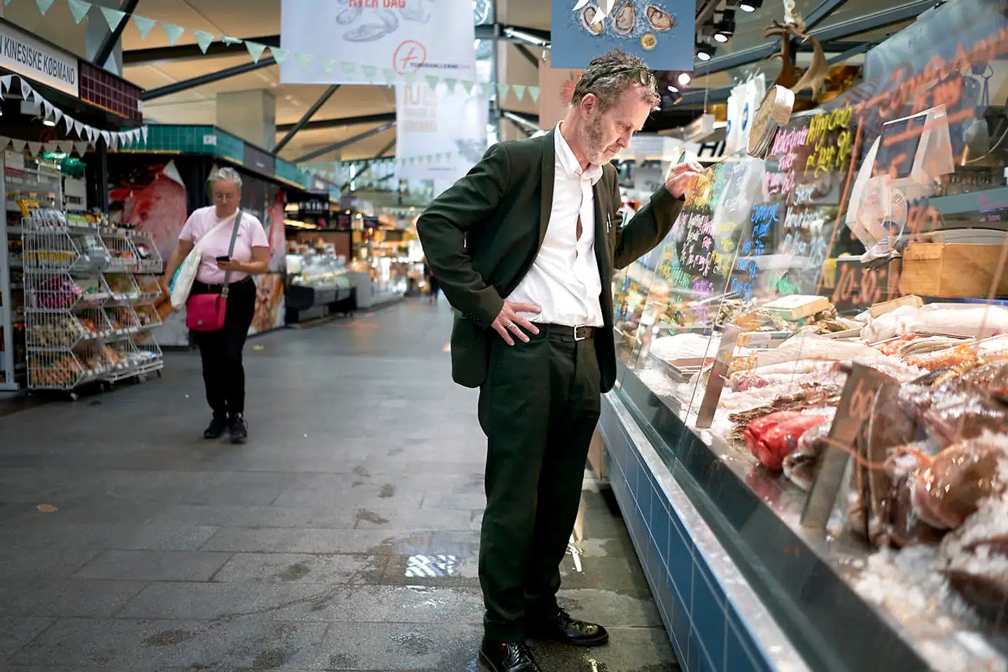 »I de bedst fungerende torvehaller i verden har man 50 procent overdækkede stader og 50 procent udendørs stader,« siger Hans Peter Hagens, der også har skrevet bogen »Torvehallerne i København – og verden rundt«. Her ved fiskehandleren HAV.