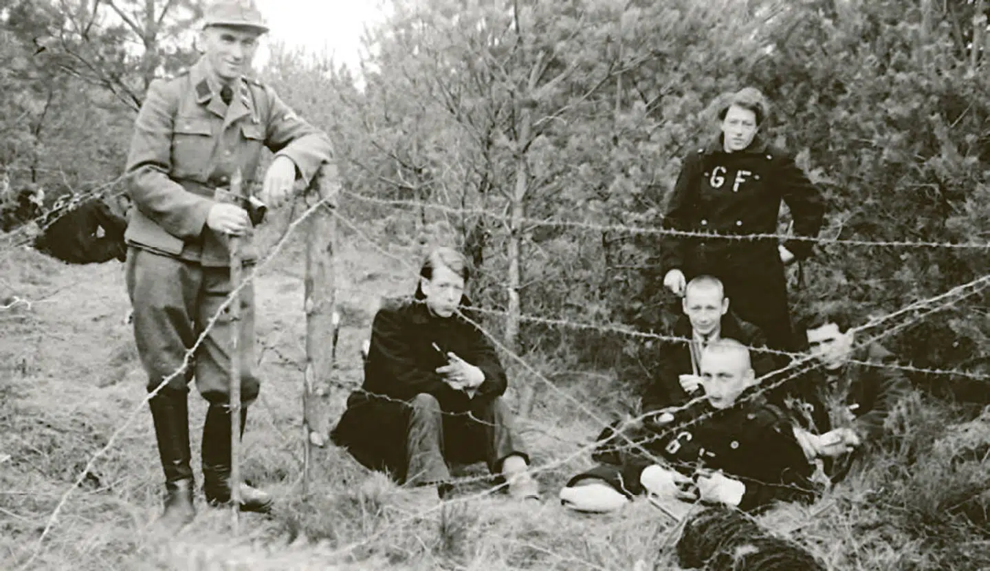 Til forskel fra alle andre lejre i Europa, blev de danske fanger ikke mishandlet eller straffet korporligt. Her ses en fangekommando, som bliver overvåget af SS-vagten Carl Heinrich Müller.