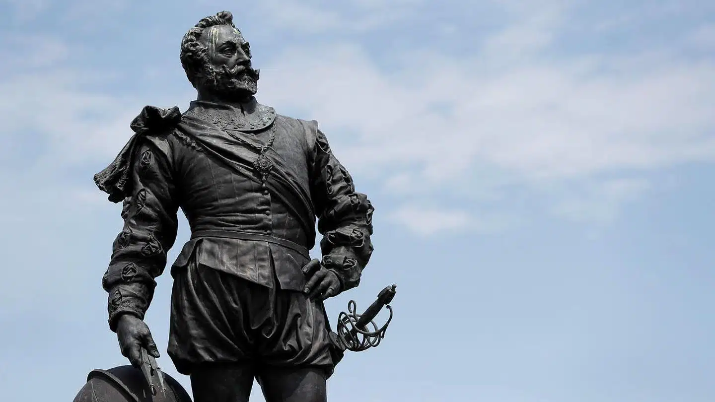 En statue af Francis Drake i Plymouth. Længe blev han betragtet som en nationalhelt, men var han i virkeligheden mest af alt en kynisk slavehandler?